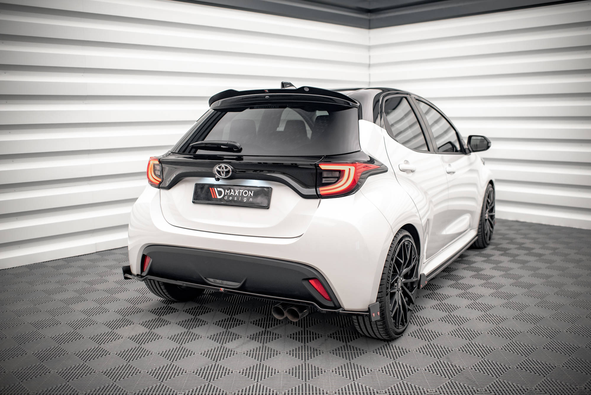Maxton Design Spoiler CAP V.2 passend für Toyota Yaris Mk4 schwarz Hochglanz