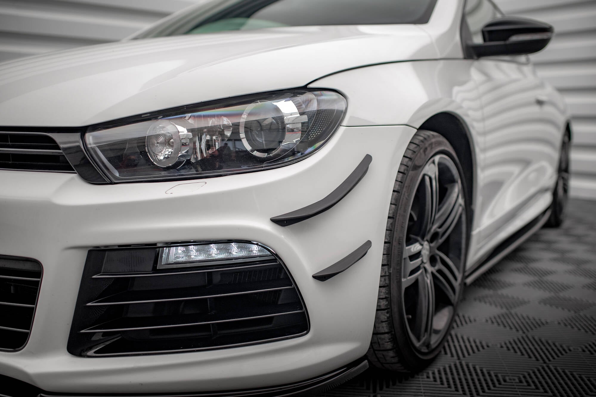 Maxton Design Stoßstangen Flaps Wings vorne Canards passend für VW Scirocco R Mk3