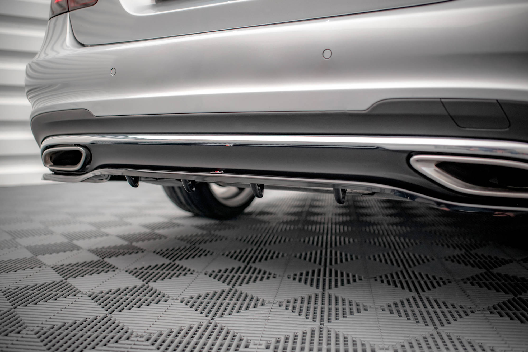 Maxton Design Street+ Mittlerer Diffusor RACE passend für Mercedes-Benz E AMG-Line Limousine W212 Facelift schwarz Hochglanz