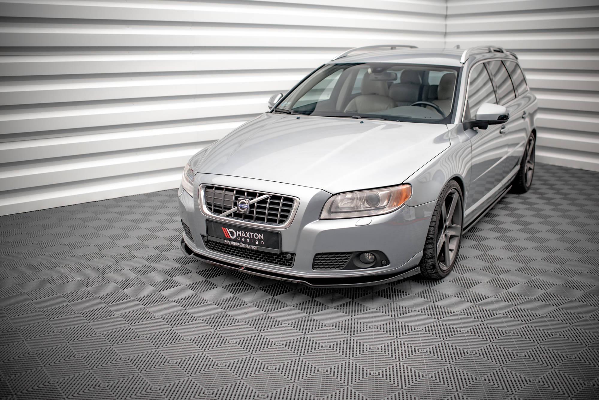 Maxton Design Street+ Spoilerlippe Front Ansatz V.2 passend für Volvo V70 Mk3 schwarz Hochglanz