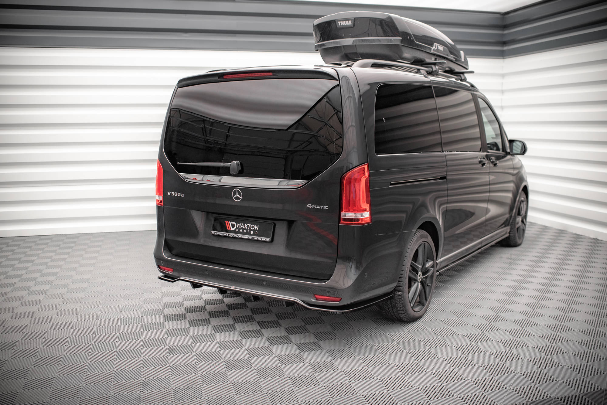 Maxton Design Street+ Mittlerer Diffusor RACE passend für Mercedes-Benz V-Klasse AMG-Line W447 Facelift schwarz Hochglanz