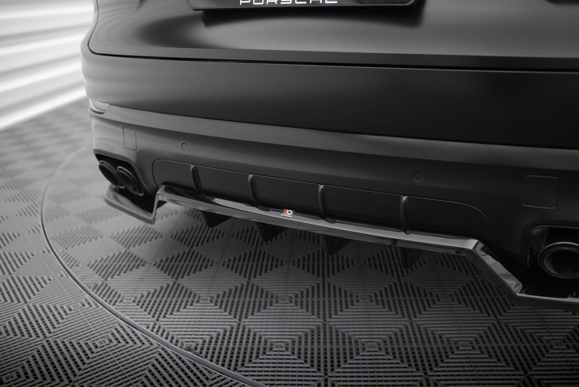 Maxton Design Street+ Mittlerer Diffusor RACE passend für Porsche Cayenne Sport Design SUV / Coupe Mk3 schwarz Hochglanz