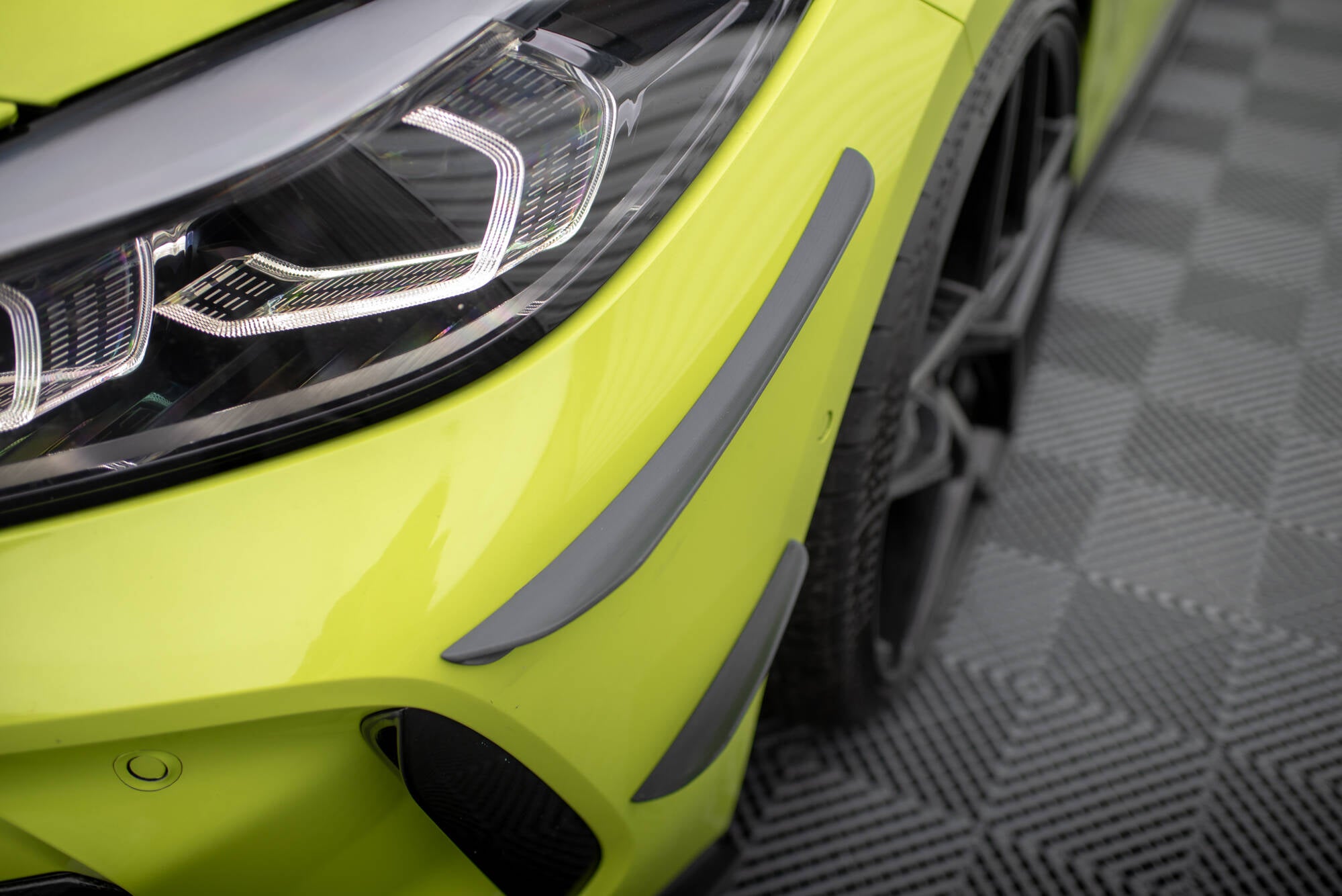 Maxton Design Stoßstangen Flaps Wings vorne Canards passend für BMW 1er M-Paket / M135i / 128ti F40