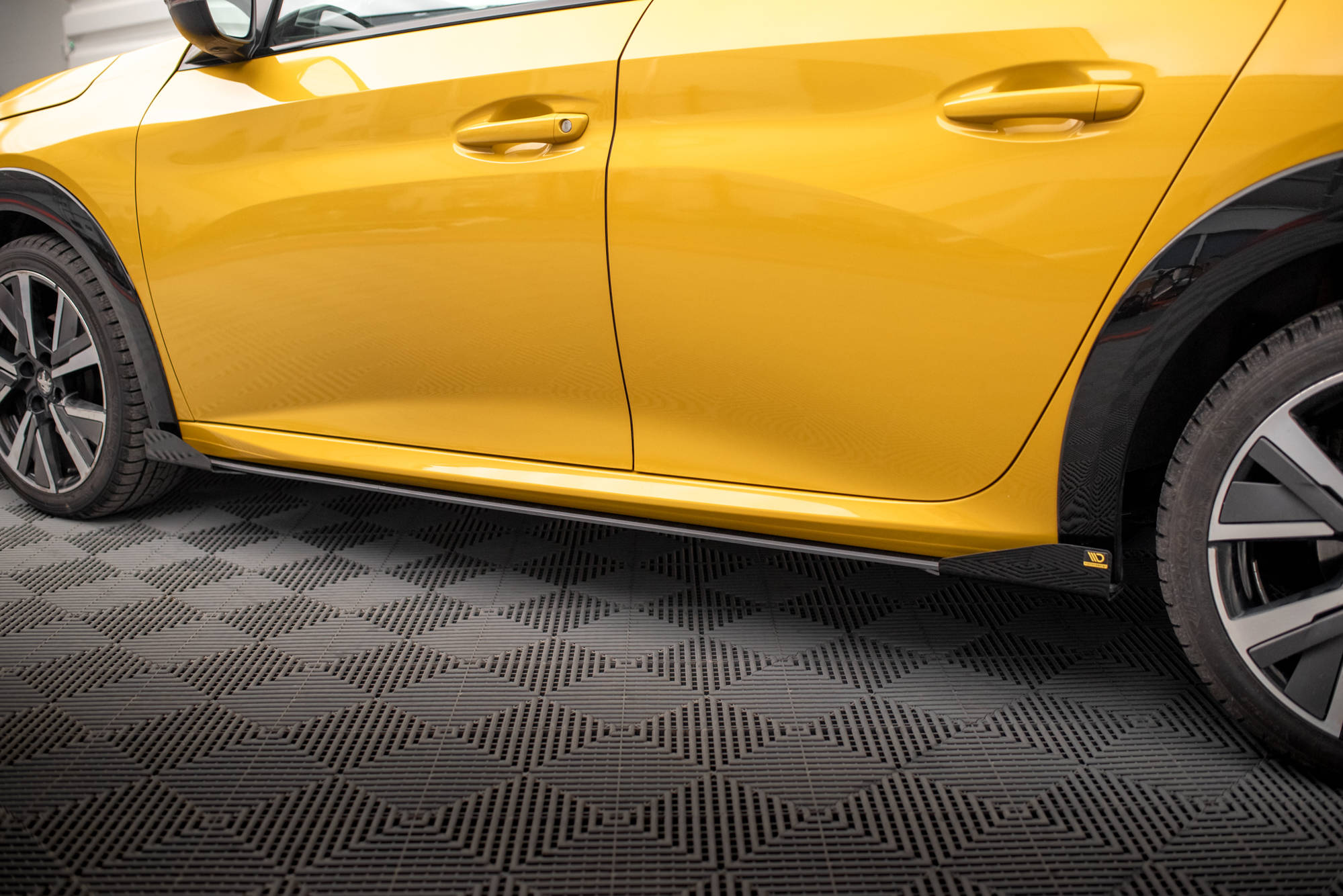 Maxton Design Street Pro Street+ Seitenschweller Leisten + Flaps passend für Peugeot 208 GT Mk2 schwarz Hochglanz