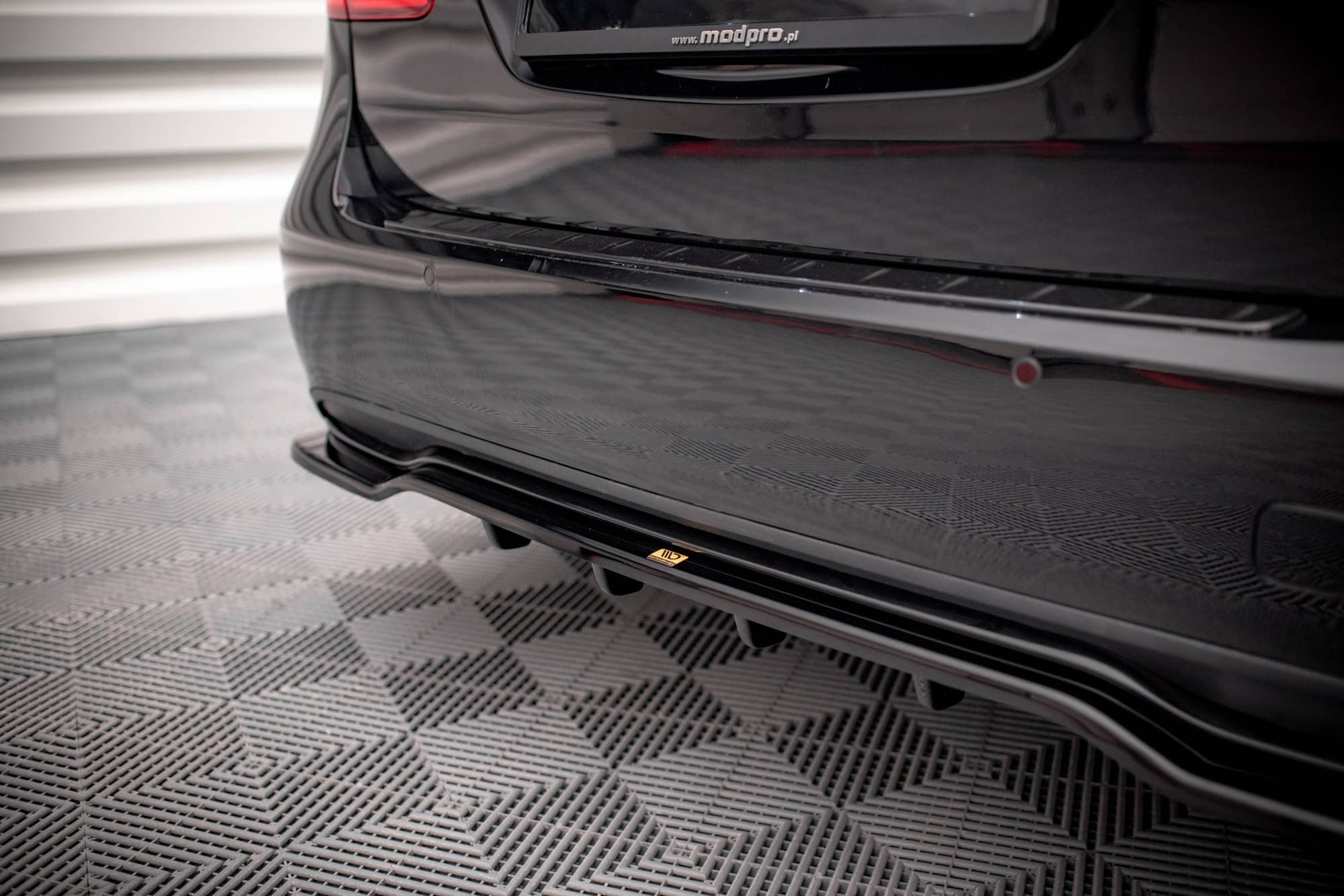 Maxton Design Street+ Mittlerer Diffusor RACE passend für Mercedes-Benz B W246 Facelift schwarz Hochglanz