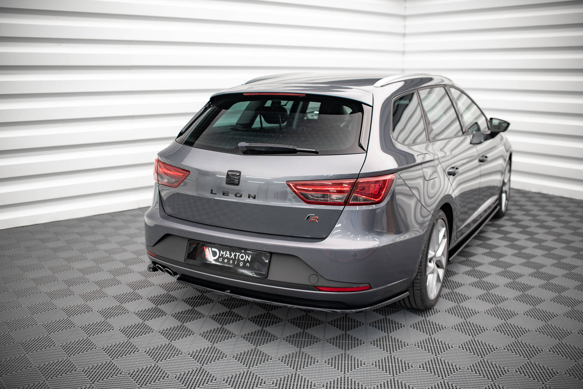 Maxton Design Heck Ansatz Flaps Diffusor V.1 passend für Seat Leon FR Sportstourer Mk3 schwarz Hochglanz