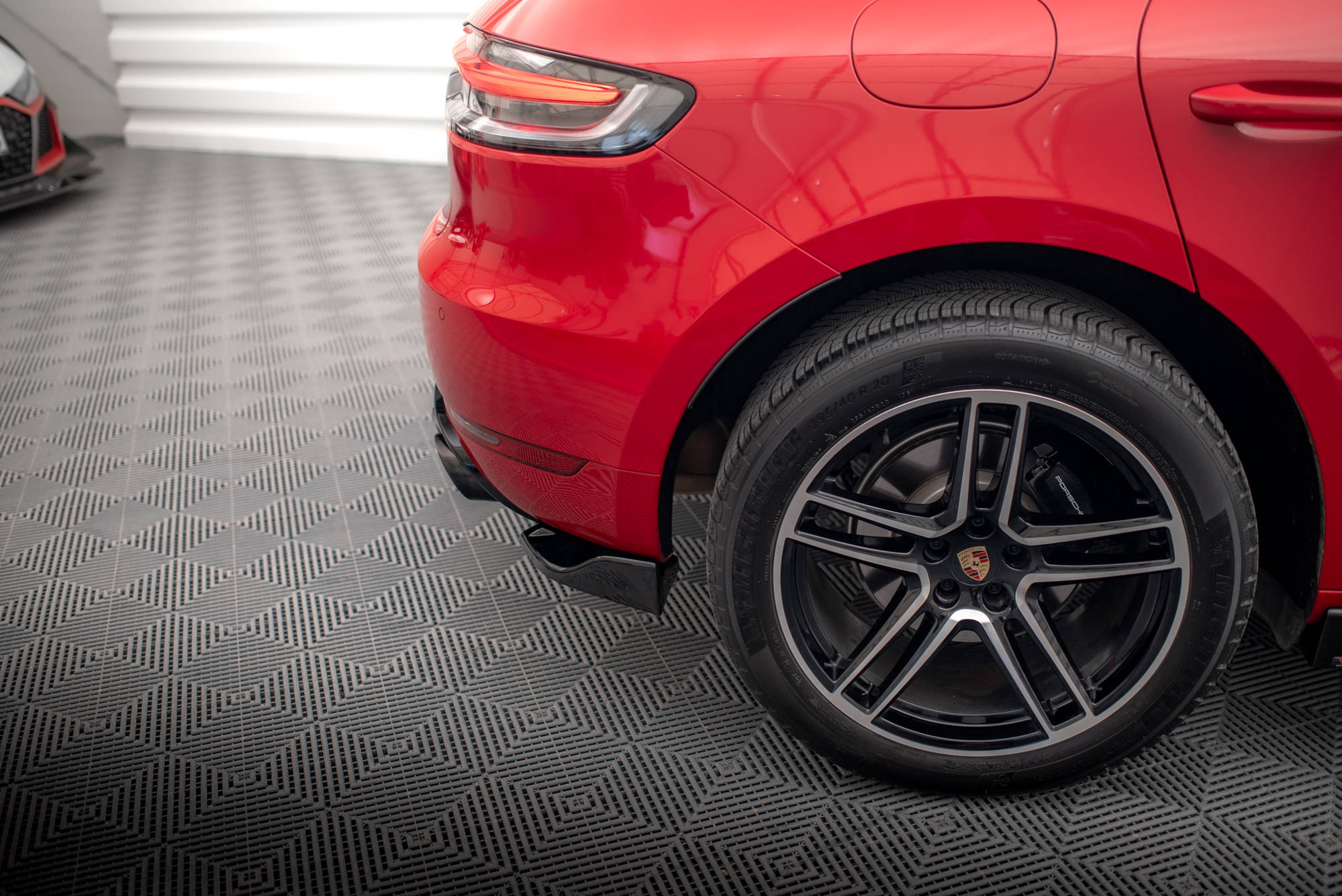 Maxton Design Heck Ansatz Flaps Diffusor passend für Porsche Macan GTS / Sport Design Mk1 Facelift schwarz Hochglanz