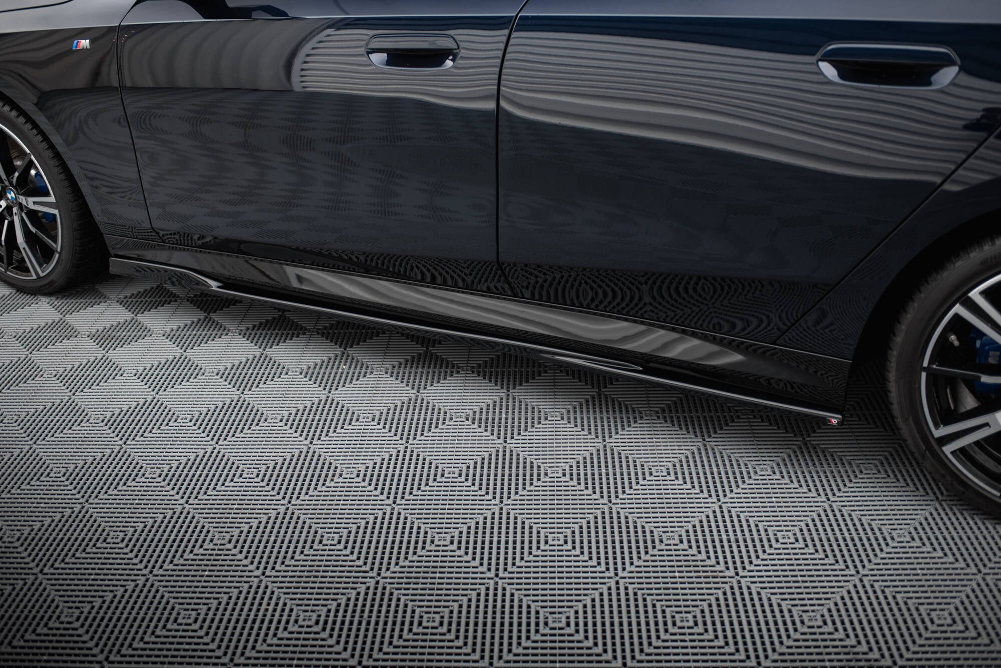 Maxton Design Street+ Seitenschweller Leisten V.2 passend für BMW 5er M-Paket Limousine / Touring G60 / G61 schwarz Hochglanz