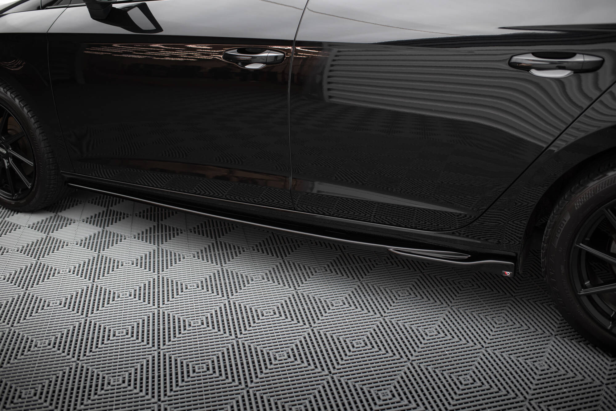 Maxton Design Street+ Seitenschweller Leisten passend für V.4 Seat Leon Cupra / FR Mk3 FL schwarz Hochglanz