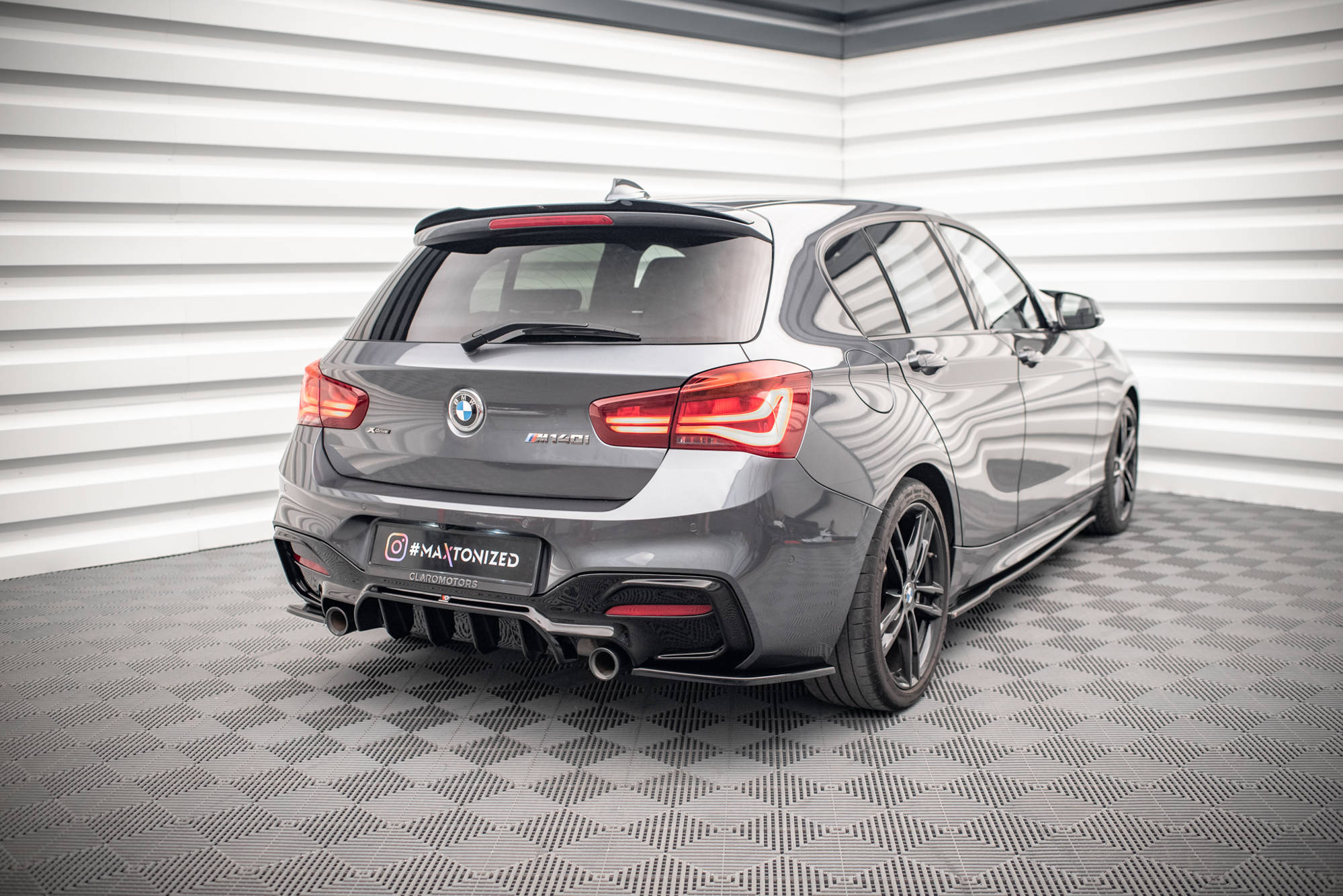 Maxton Design Heck Ansatz Flaps Diffusor passend für BMW 1er F20 Facelift M-power schwarz Hochglanz