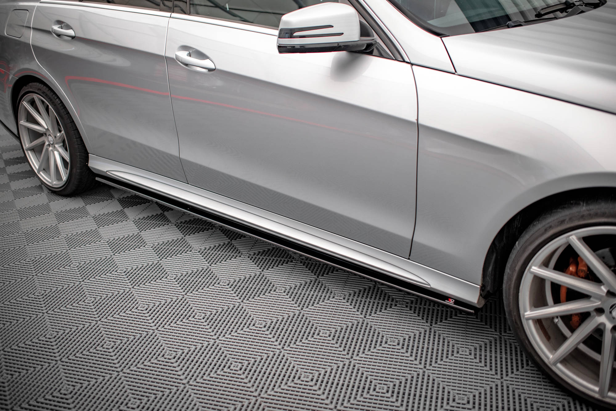 Maxton Design Street+ Seitenschweller Leisten passend für Mercedes-Benz E63 AMG / AMG-Line Limousine W212 Facelift schwarz Hochglanz