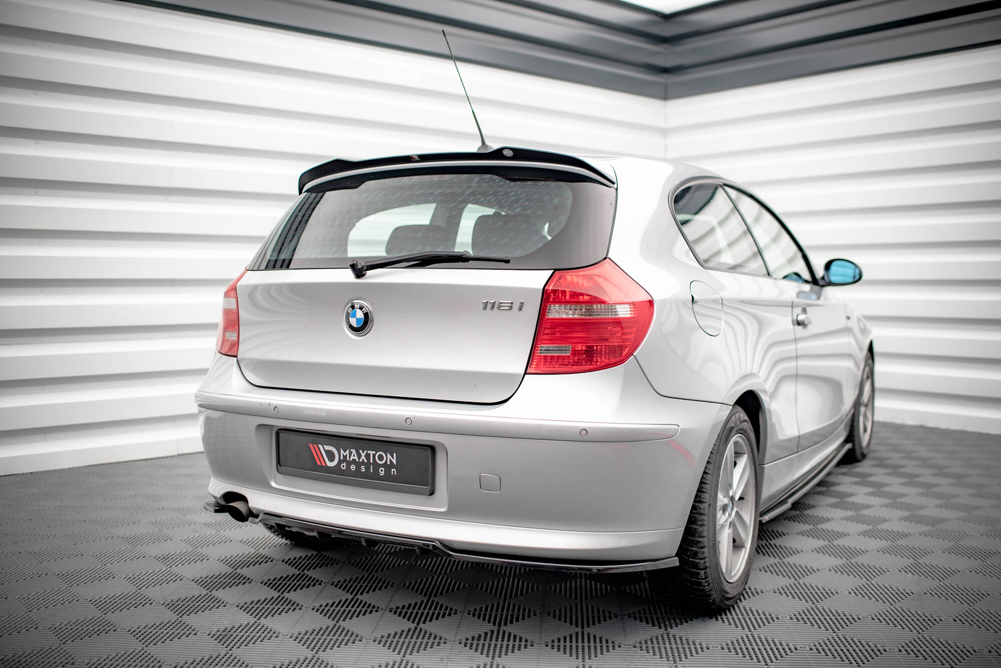 Maxton Design Street+ Mittlerer Diffusor RACE passend für BMW 1er E81 Facelift schwarz Hochglanz
