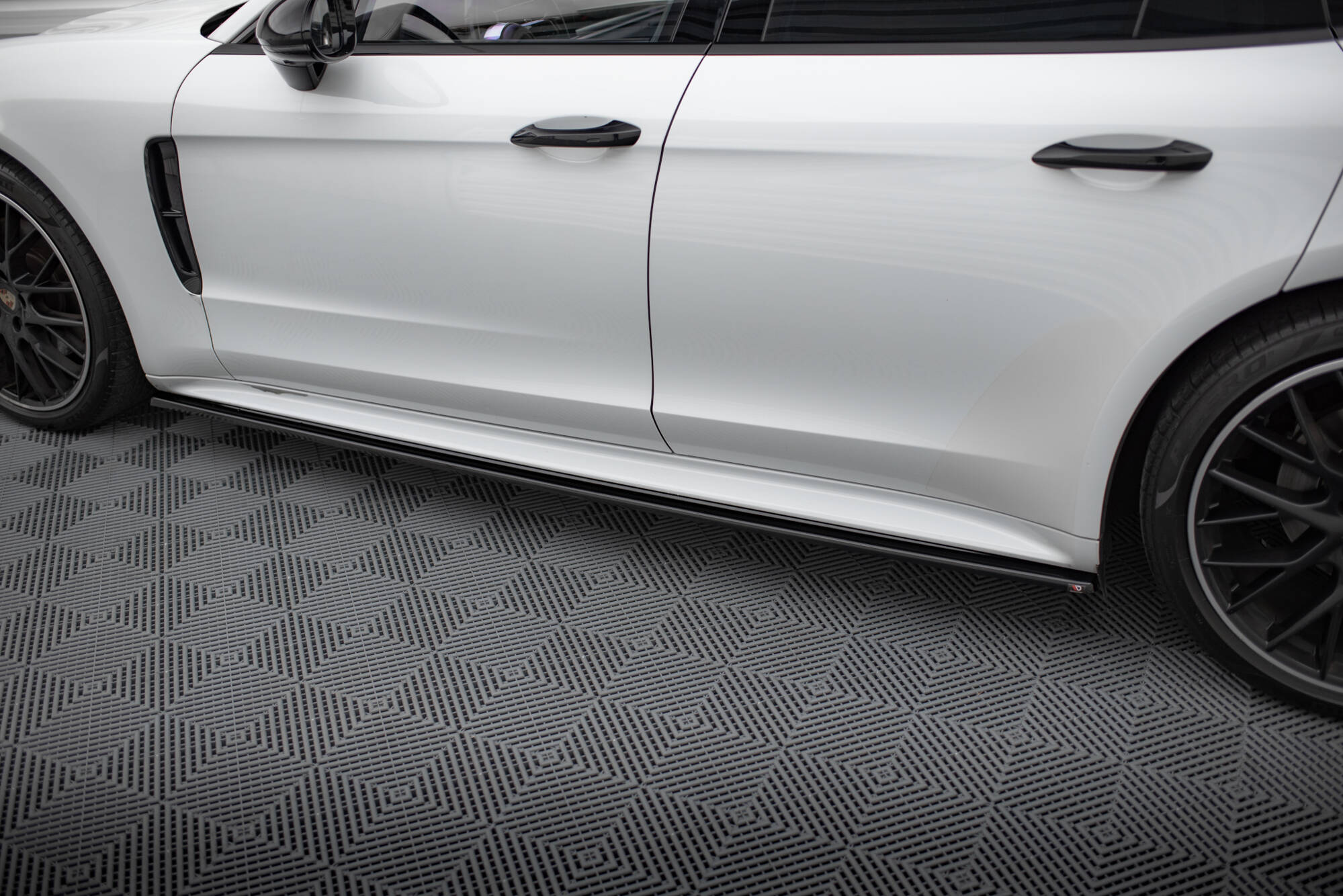 Maxton Design Street+ Seitenschweller Leisten passend für Porsche Panamera GTS 971 schwarz Hochglanz
