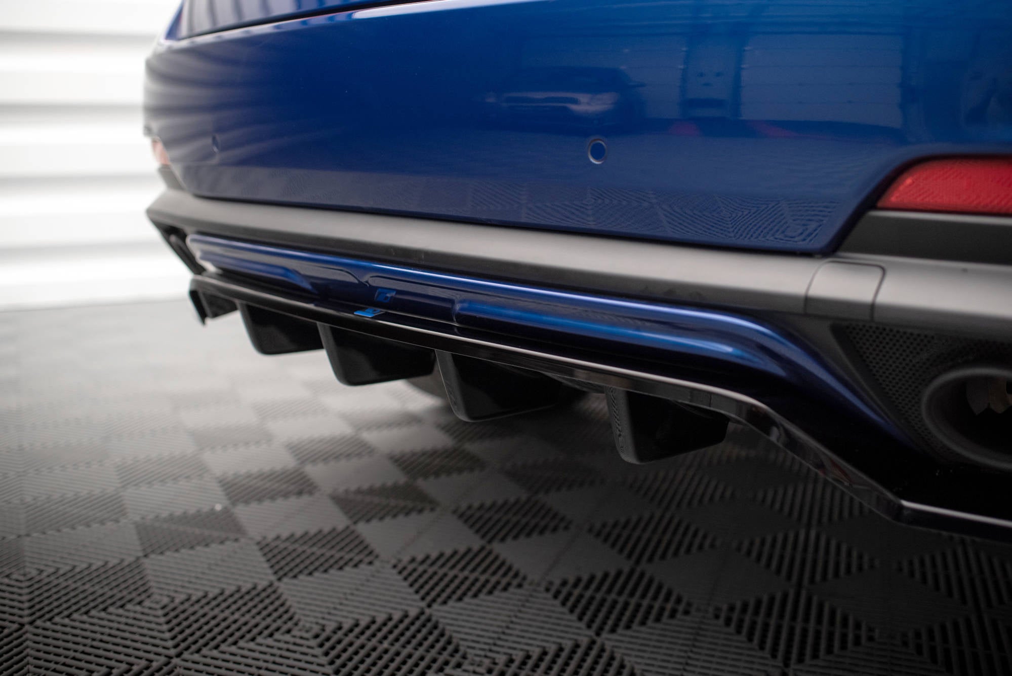 Maxton Design Street+ Mittlerer Diffusor RACE passend für Maserati Levante GTS Mk1 schwarz Hochglanz