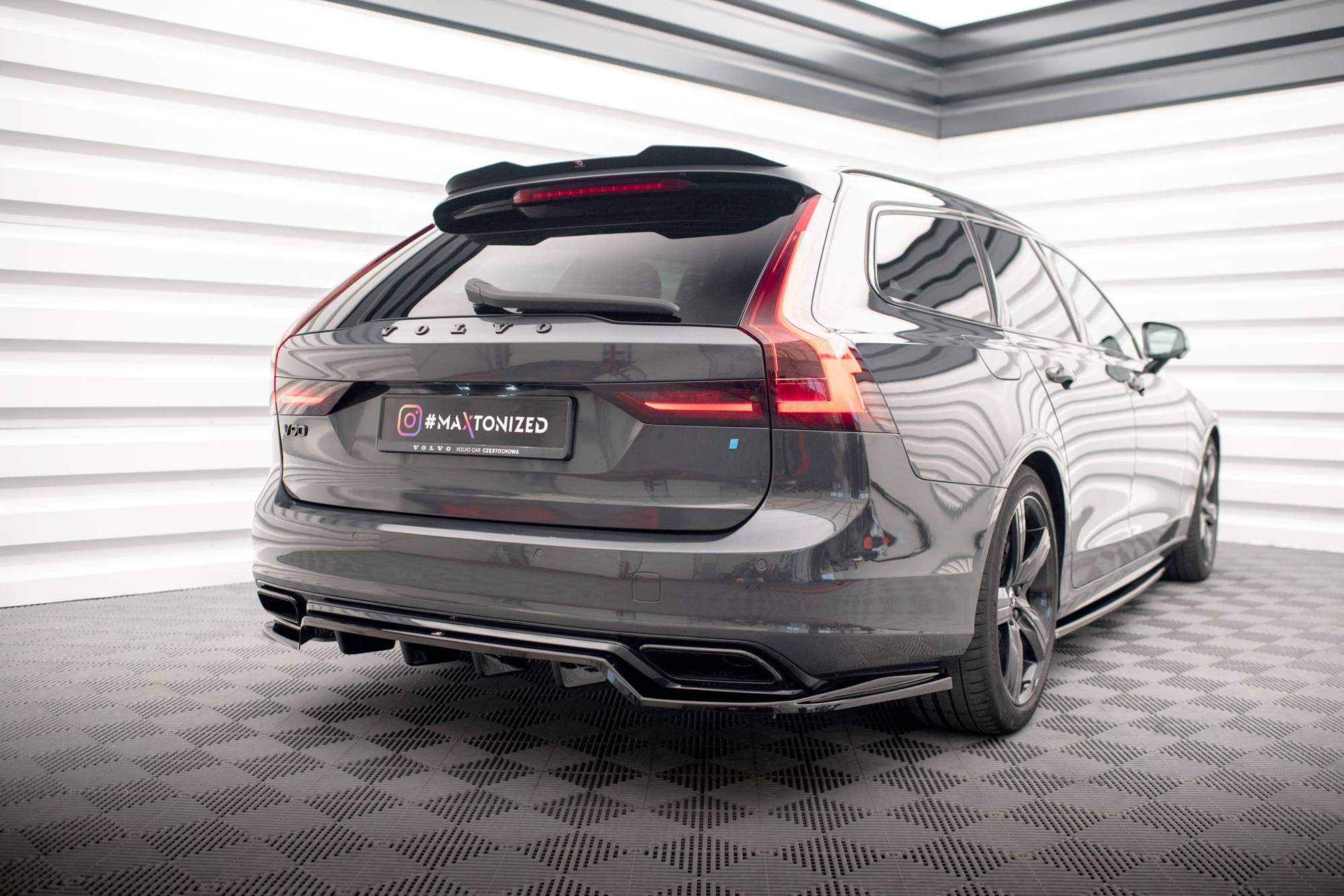 Maxton Design Street+ Mittlerer Diffusor RACE passend für Volvo V90 / S90 R-Design Mk2 schwarz Hochglanz