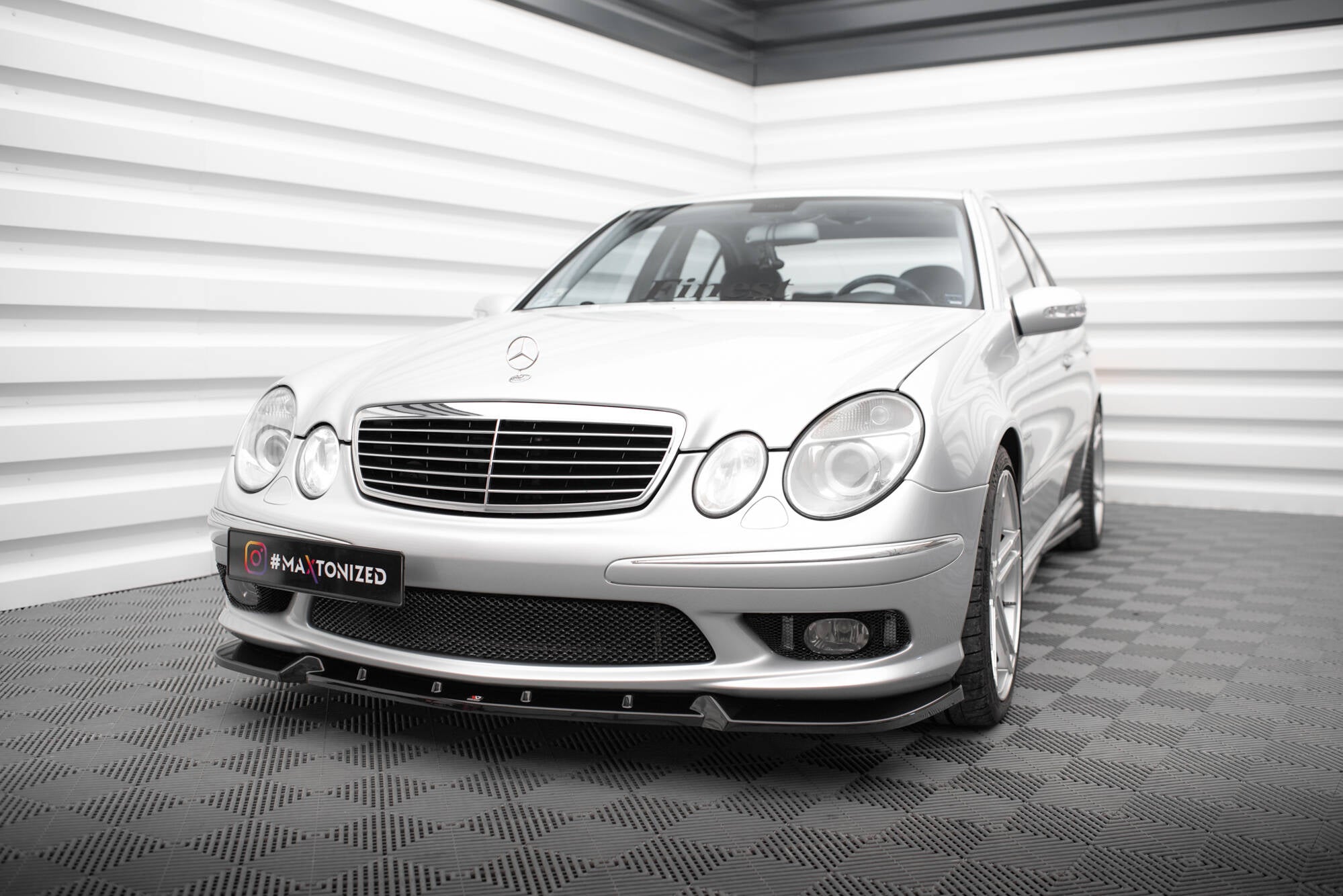 Maxton Design Street+ Spoilerlippe Front Ansatz passend für Mercedes-Benz E 55 AMG W211 schwarz Hochglanz