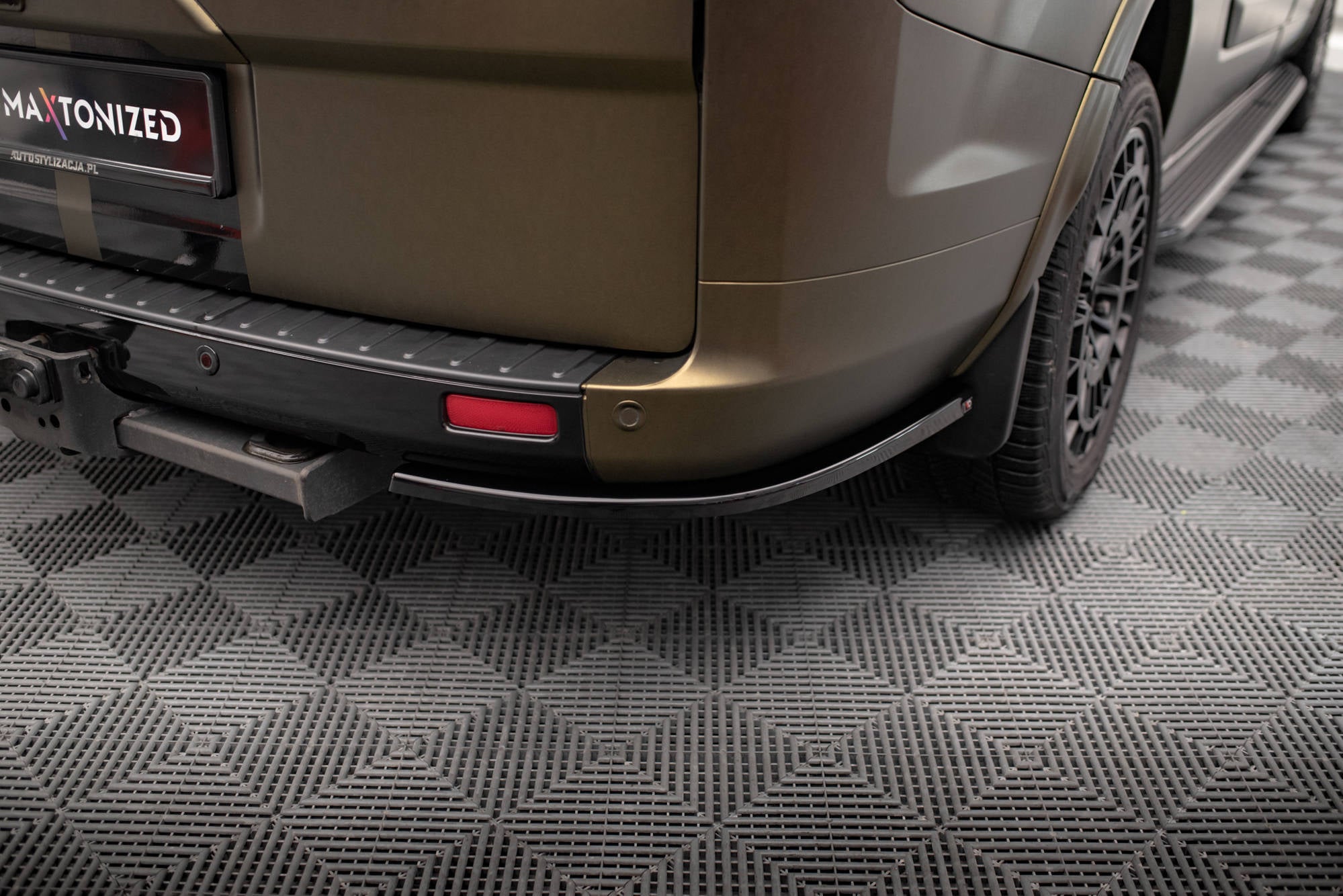 Maxton Design Heck Ansatz Flaps Diffusor passend für Ford Tourneo Custom Mk1 Facelift schwarz Hochglanz