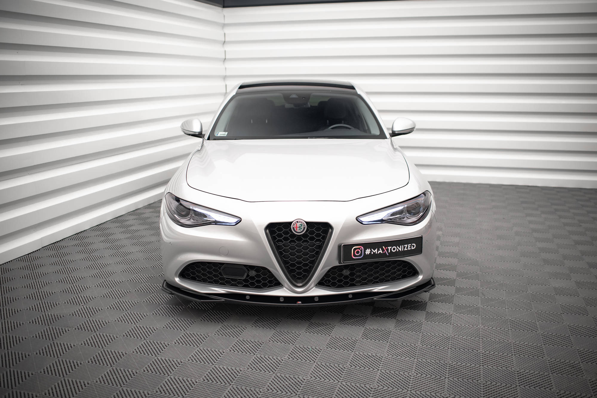 Maxton Design Street+ Spoilerlippe Front Ansatz V.2 passend für Alfa Romeo Giulia Sport schwarz Hochglanz