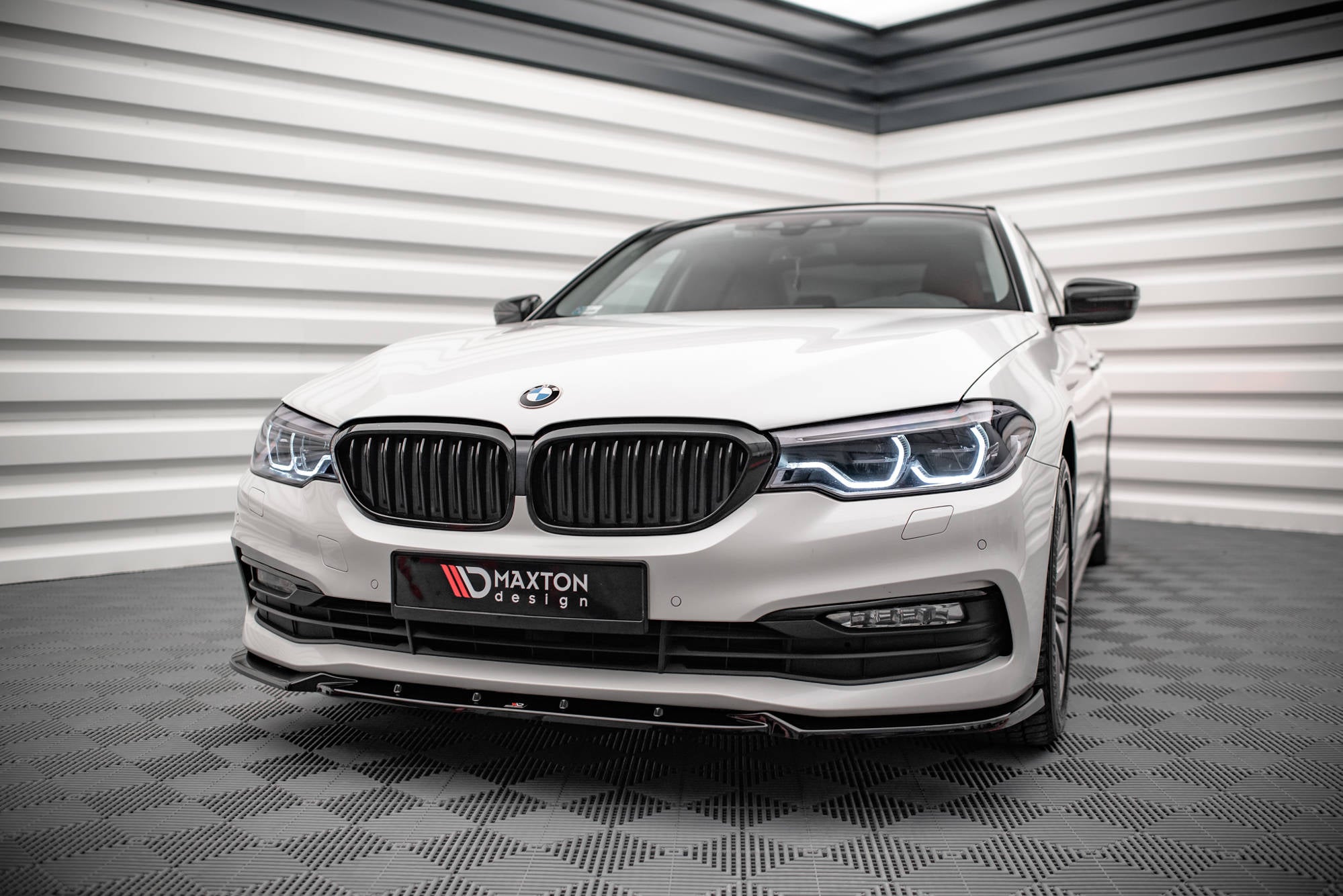 Maxton Design Street+ Spoilerlippe Front Ansatz V.2 passend für BMW 5er G30 / G31 schwarz Hochglanz