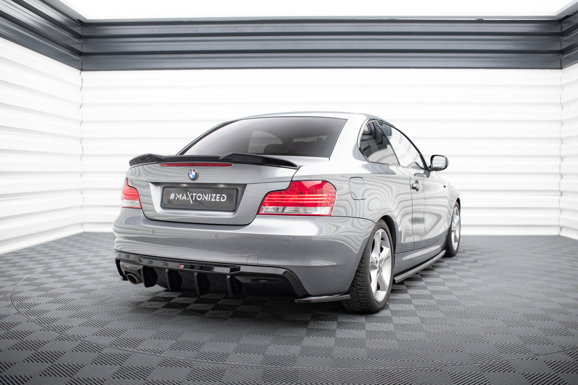 Maxton Design Heck Ansatz Flaps Diffusor passend für BMW 1er M-Paket E82 schwarz Hochglanz