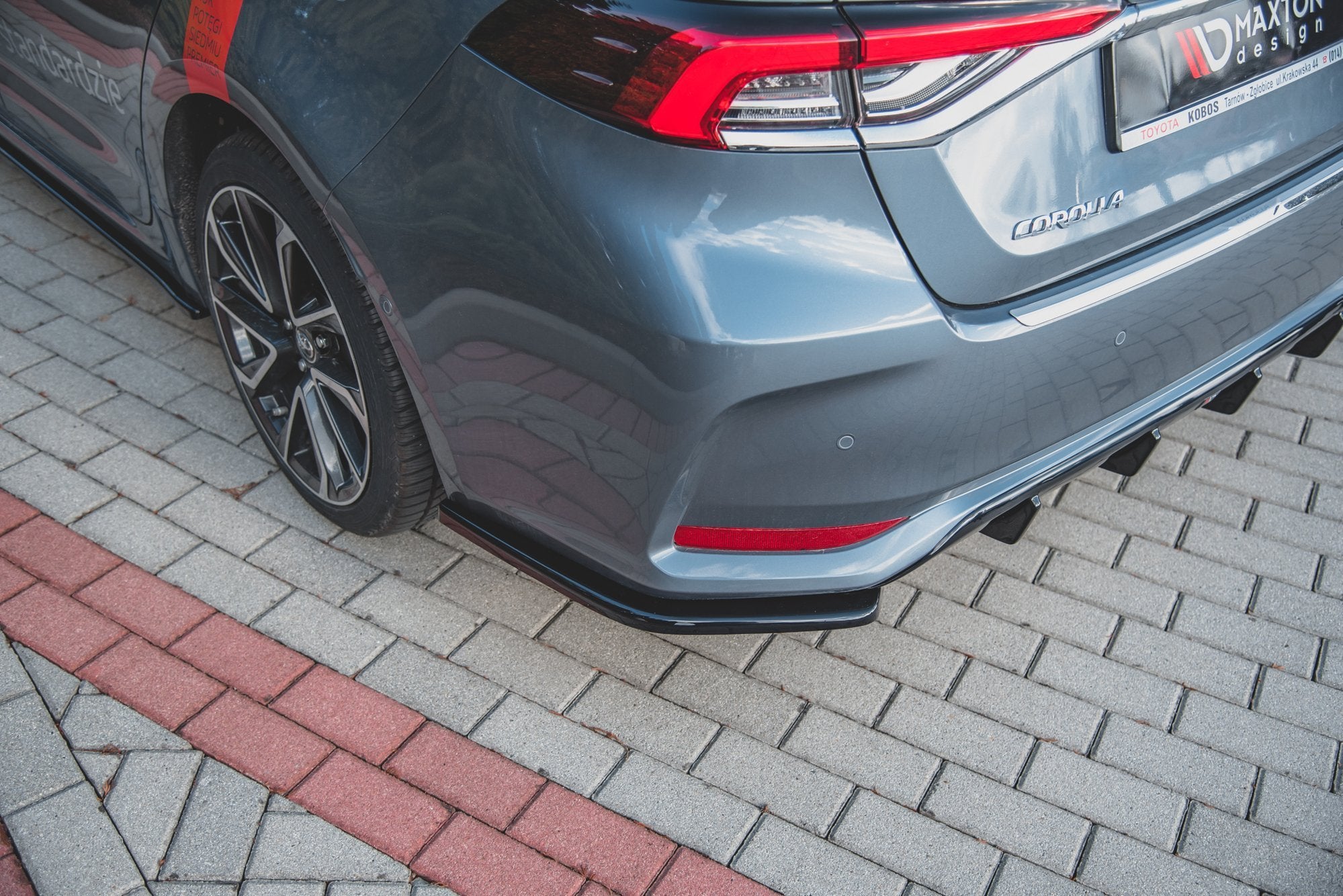 Maxton Design Heck Ansatz Flaps Diffusor passend für Toyota Corolla XII Limousine schwarz Hochglanz