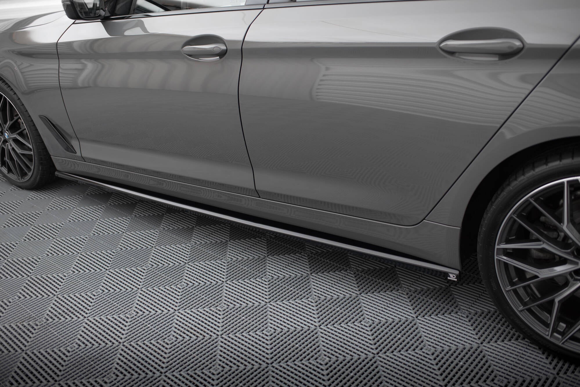 Maxton Design Street+ Seitenschweller Leisten passend für BMW 5er G30 / G31 Facelift schwarz Hochglanz