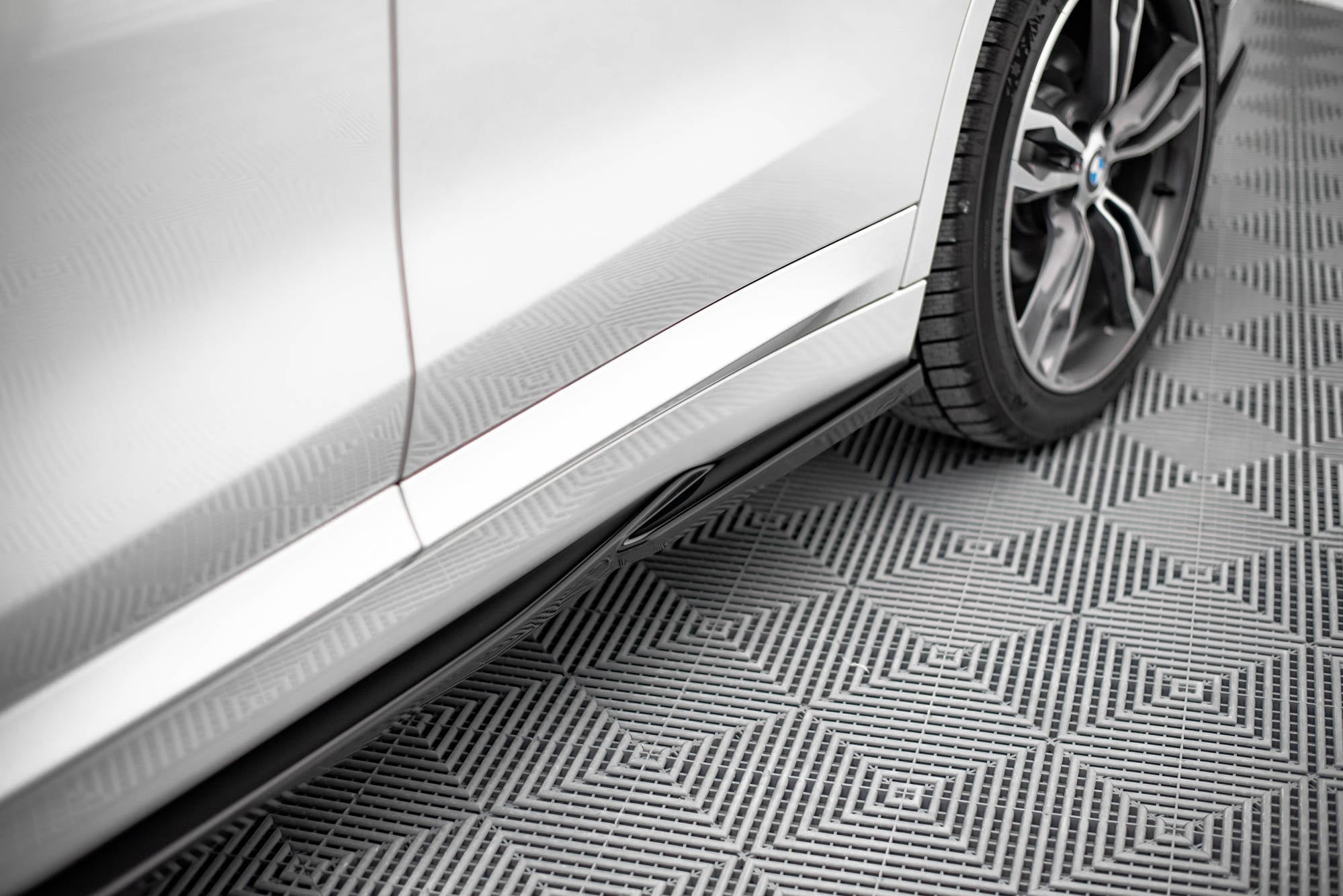 Maxton Design Street+ Seitenschweller Leisten passend für BMW X1 M-Paket F48 / F48 Facelift schwarz Hochglanz