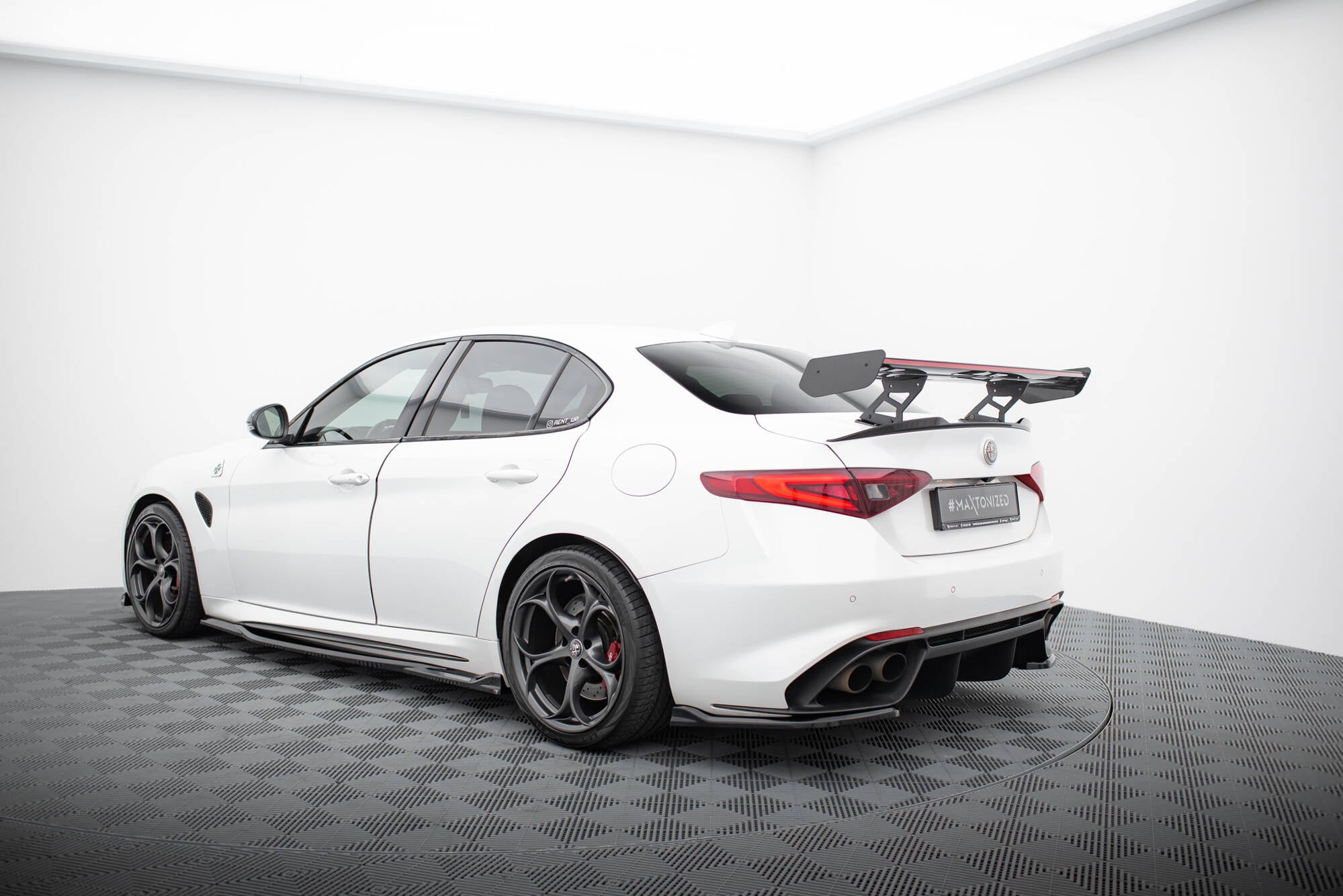 Maxton Design Carbon Spoiler + LED Alfa Romeo Giulia Quadrifoglio für Alfa Romeo Giulia Quadrifoglio