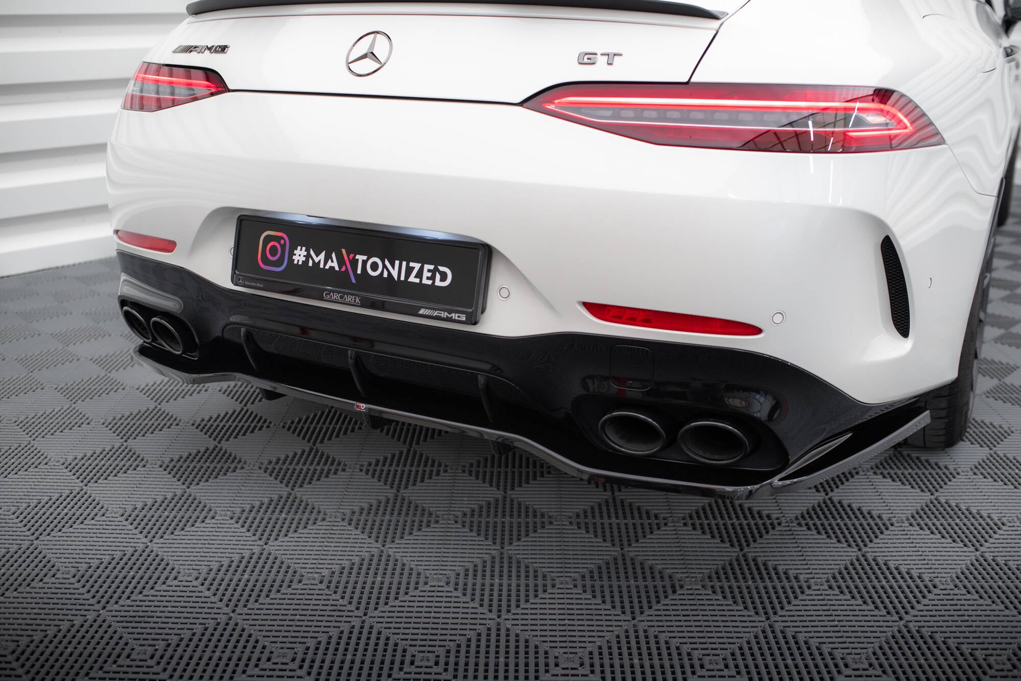 Maxton Design Street+ Mittlerer Diffusor RACE passend für Mercedes-AMG GT 43 4 Door Coupe V8 Styling Package X290 schwarz Hochglanz