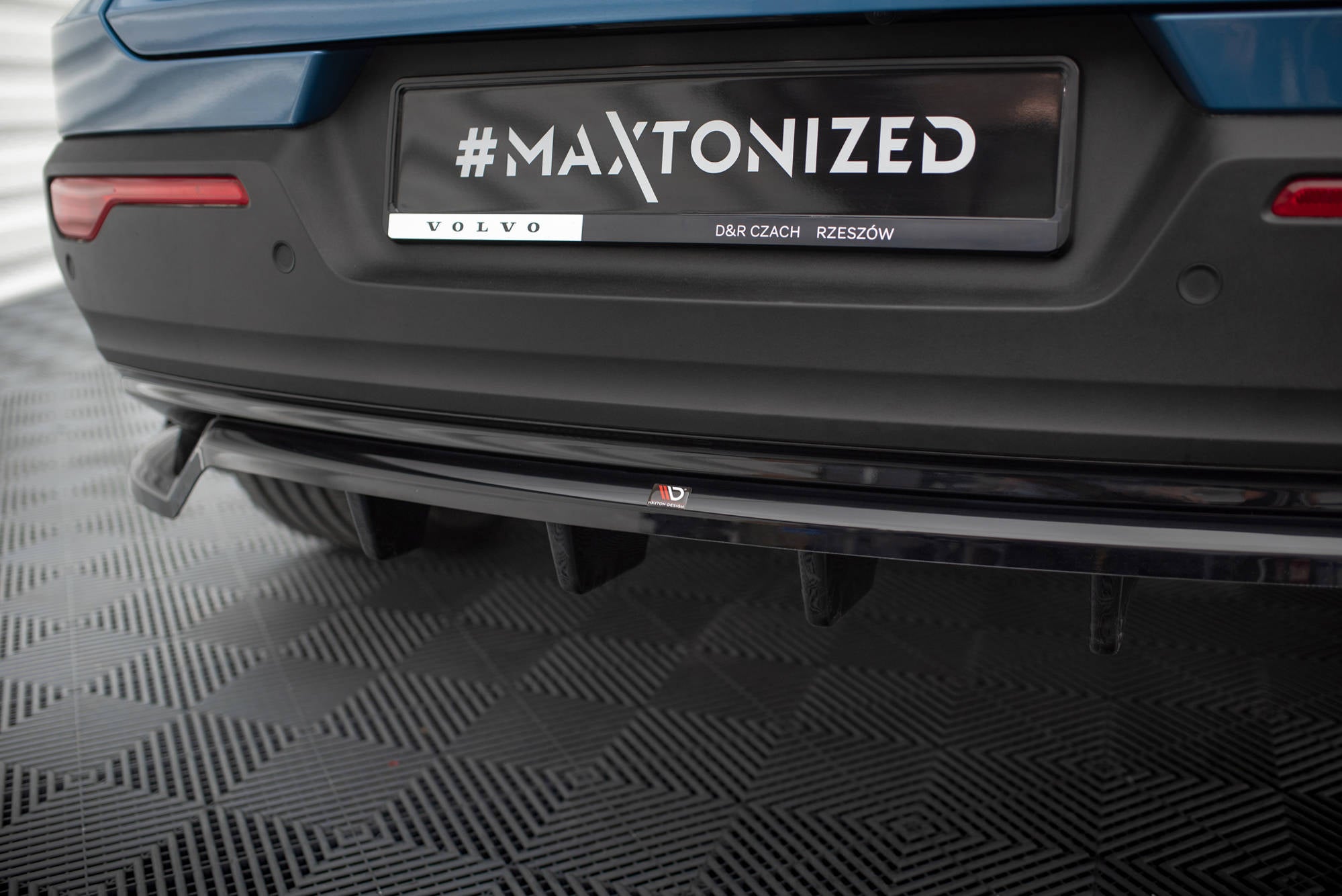 Maxton Design Street+ Mittlerer Diffusor RACE passend für Volvo C40 Mk1 schwarz Hochglanz