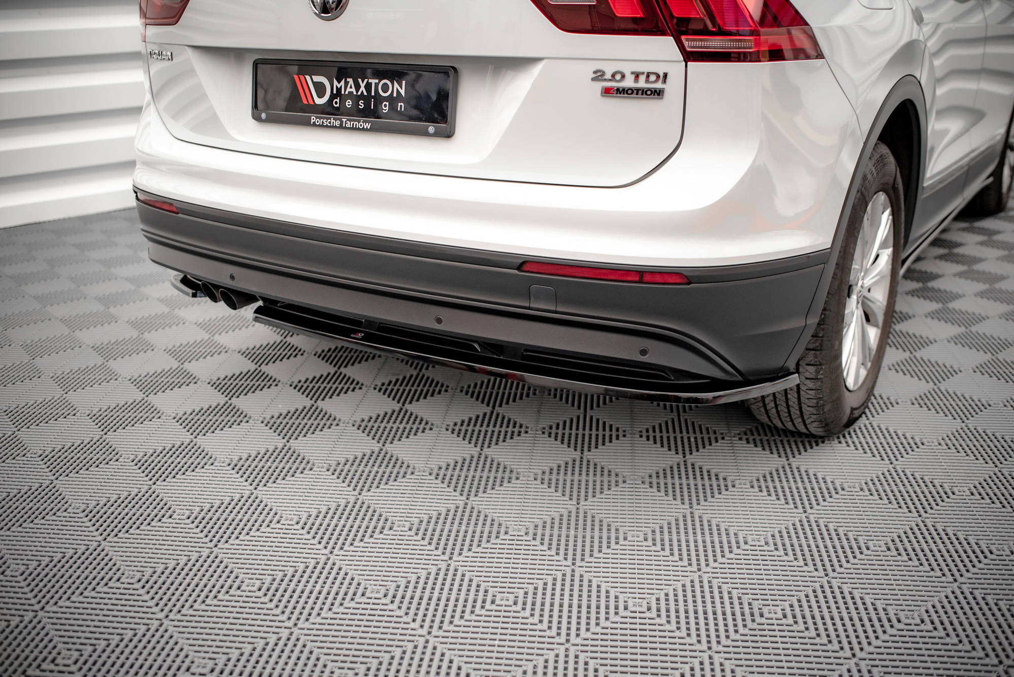 Maxton Design Heck Ansatz Flaps Diffusor V.1 passend für VW Tiguan Mk2 schwarz Hochglanz