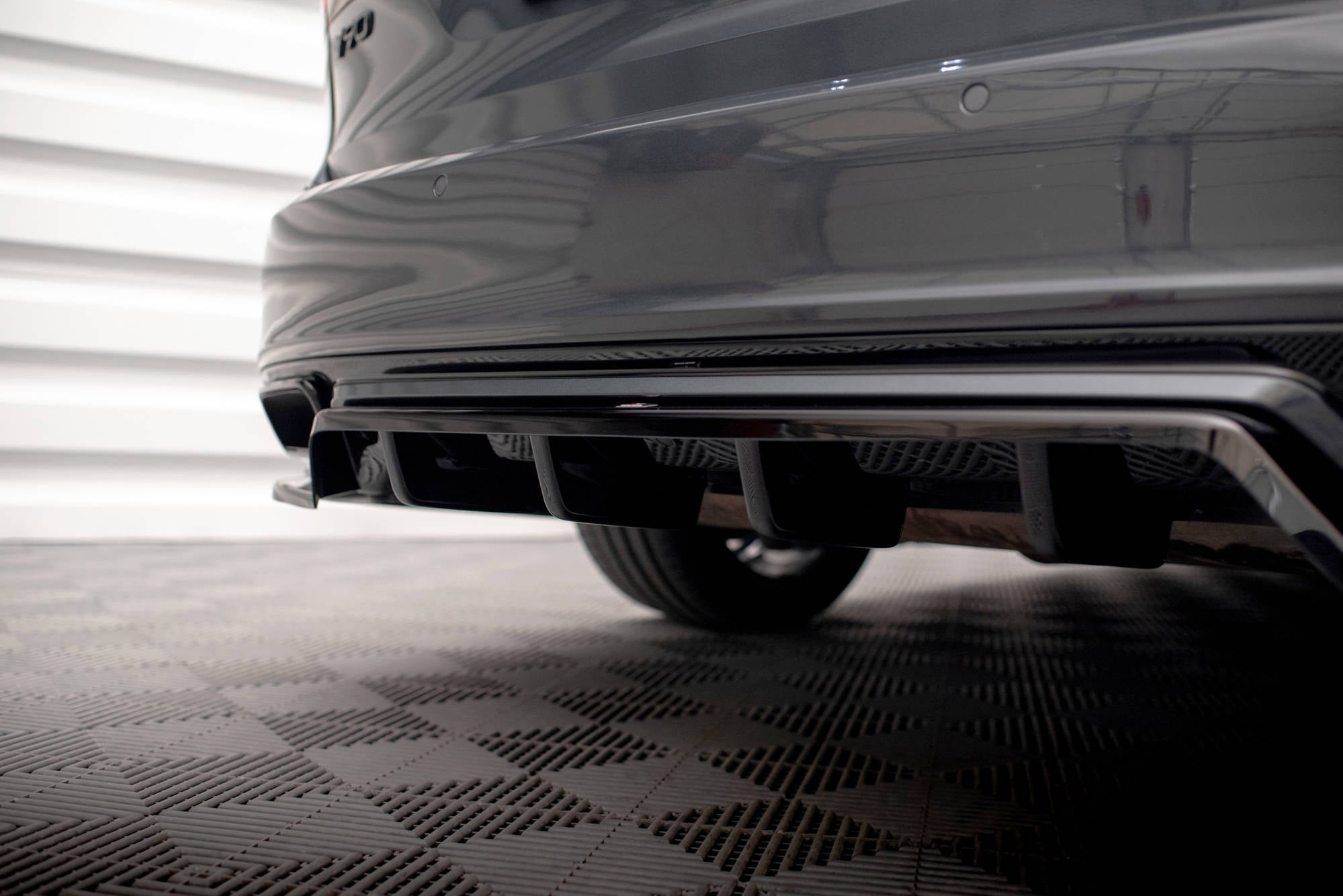 Maxton Design Street+ Mittlerer Diffusor RACE passend für Volvo V90 / S90 R-Design Mk2 schwarz Hochglanz