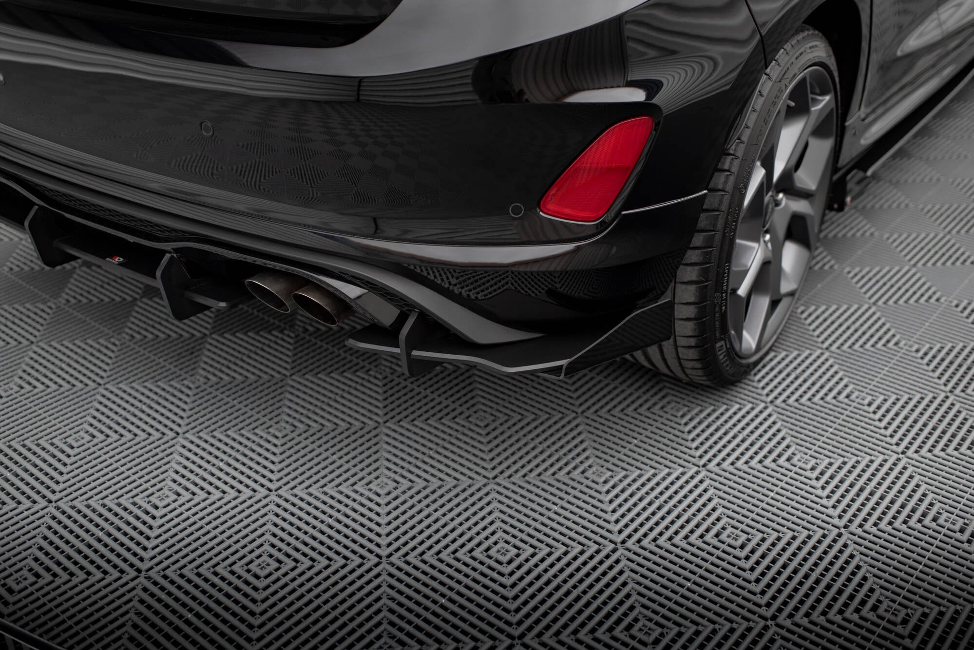 Maxton Design Street Pro Diffusor Heck Ansatz + Flaps passend für Ford Fiesta Mk8 ST schwarz Hochglanz