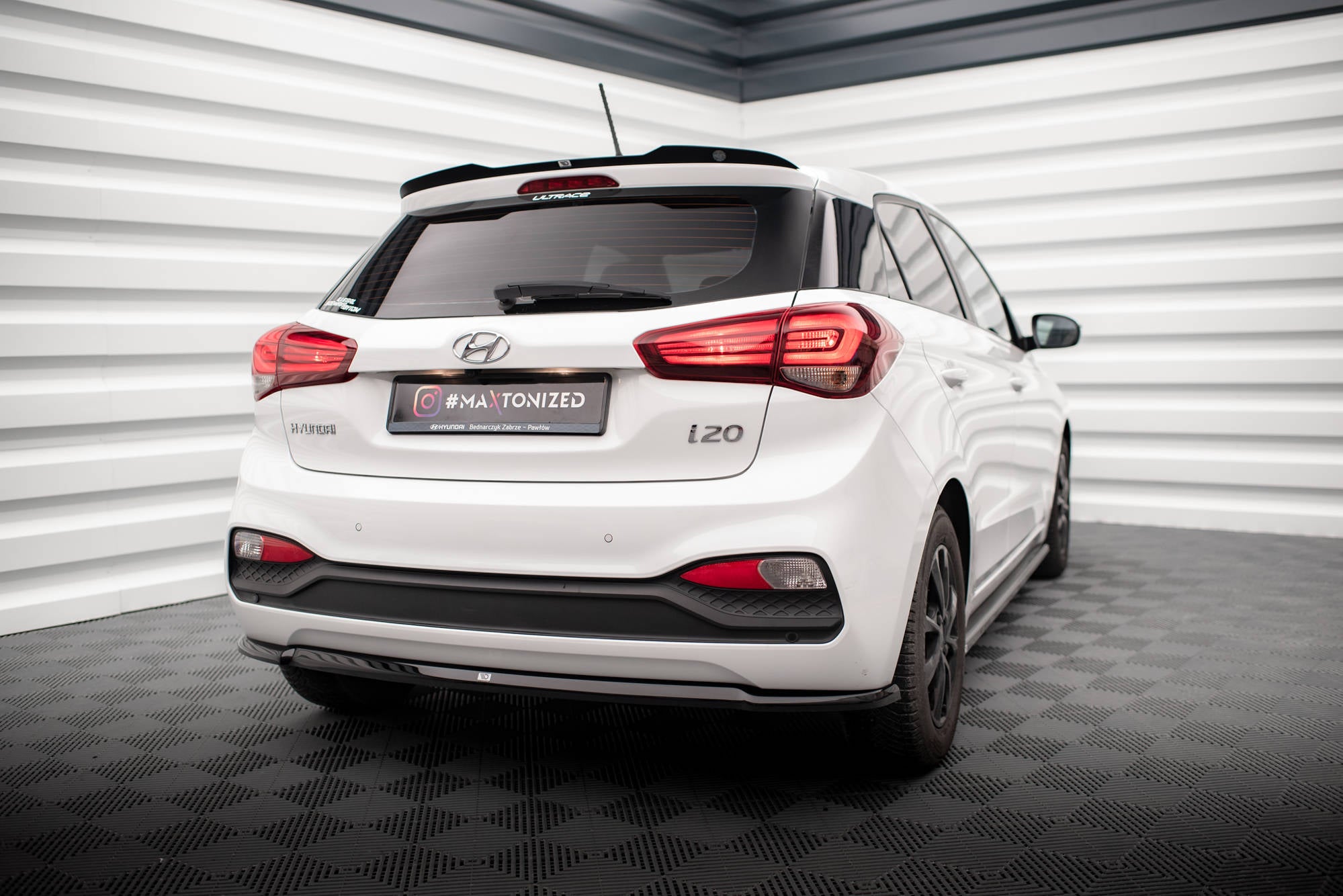 Maxton Design Spoiler CAP passend für Hyundai I20 Mk2 Facelift schwarz Hochglanz