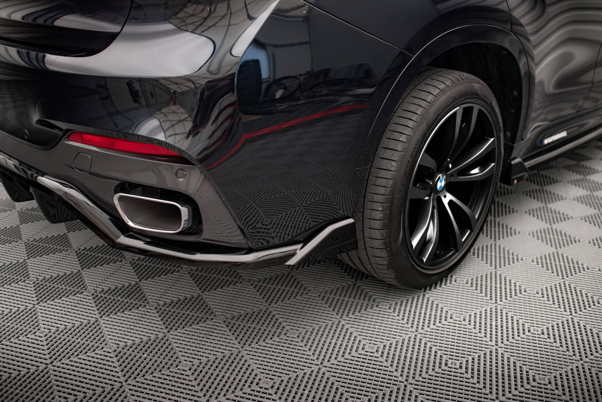 Maxton Design Street+ Mittlerer Diffusor RACE passend für BMW X6 M-Paket F16 schwarz Hochglanz