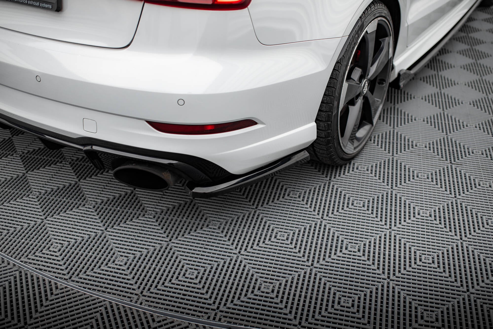 Maxton Design Heck Ansatz Flaps Diffusor V.2 passend für Audi RS3 Limousine 8V Facelift schwarz Hochglanz