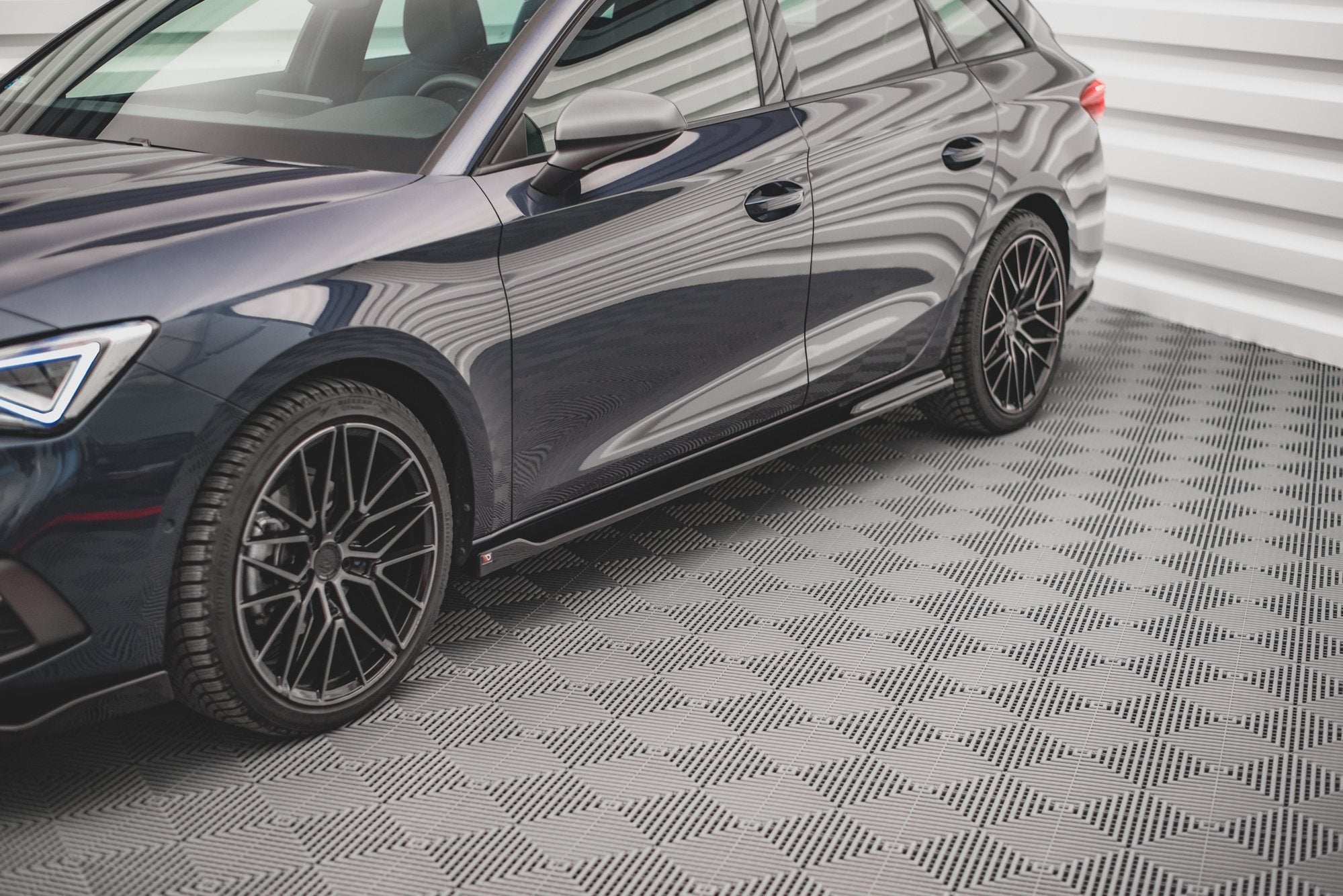 Maxton Design Street+ Seitenschweller Leisten V.2 passend für Seat Leon FR ST / Hatchback Mk4 / Cupra Leon ST / Hatchback Mk1 / Mk1 Facelift schwarz Hochglanz
