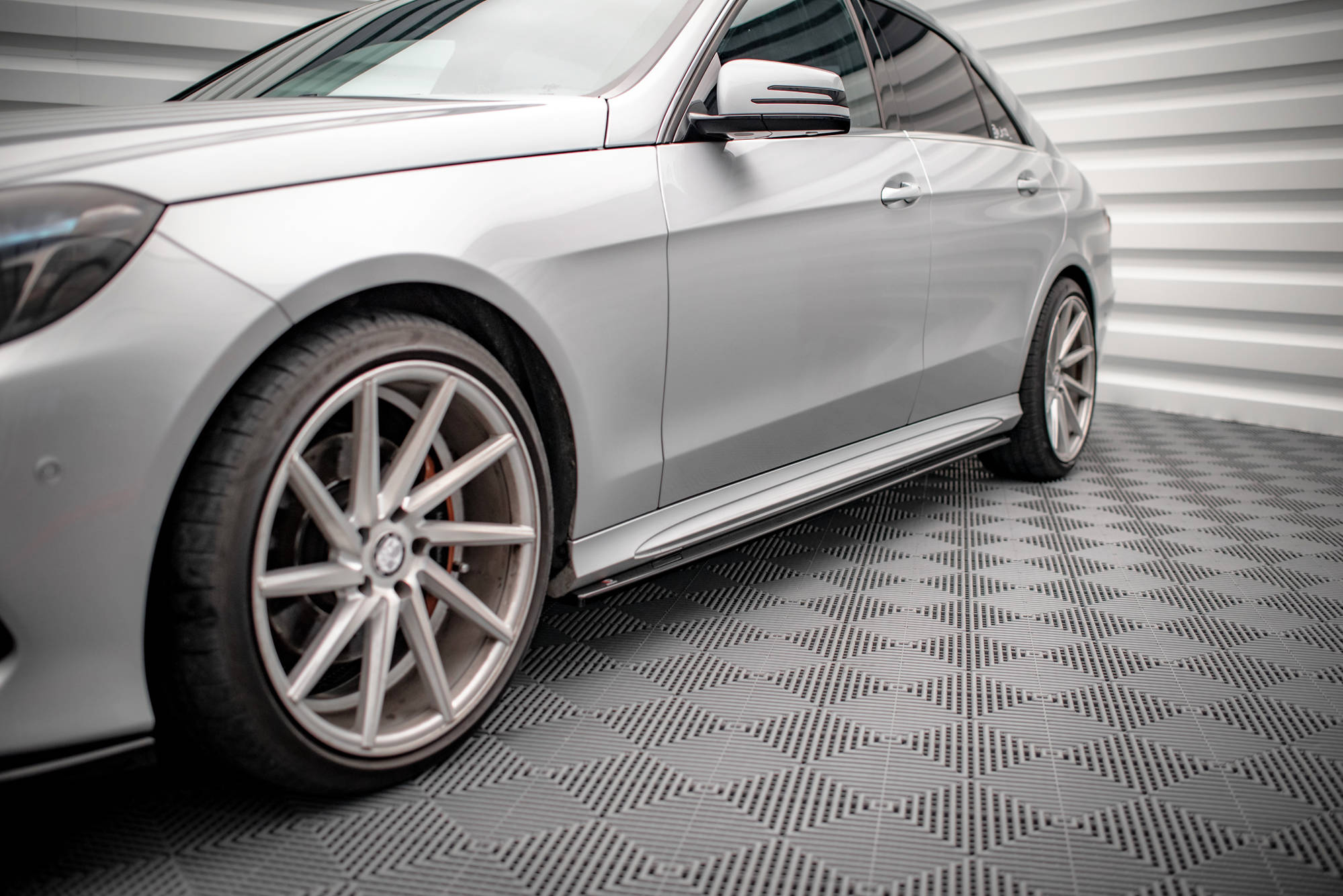 Maxton Design Street+ Seitenschweller Leisten passend für Mercedes-Benz E63 AMG / AMG-Line Limousine W212 Facelift schwarz Hochglanz