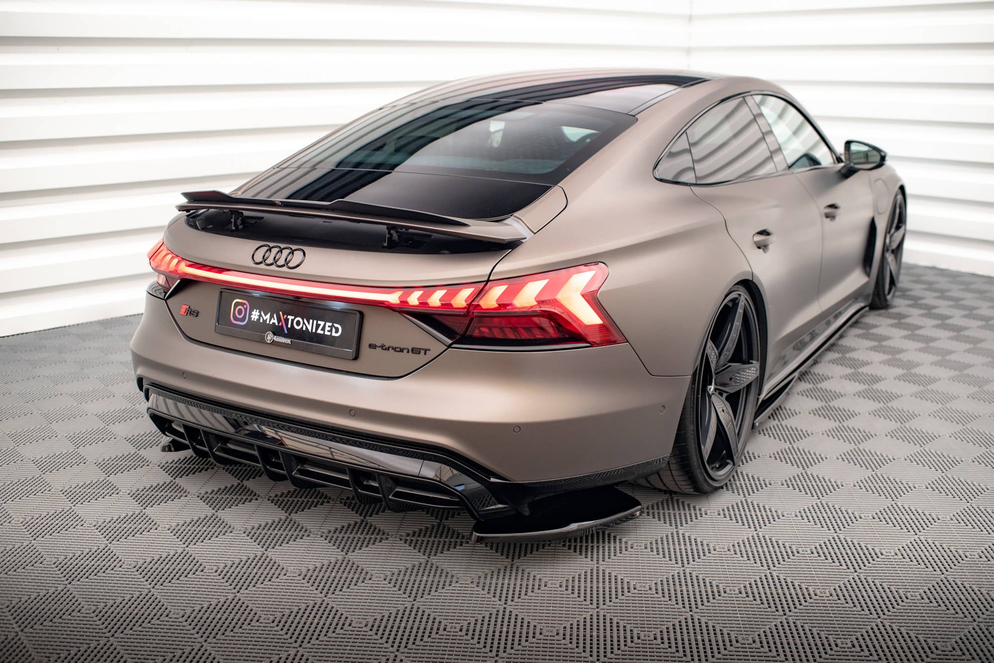 Maxton Design Heck Ansatz Flaps Diffusor V.1 passend für Audi e-Tron GT / RS GT Mk1 schwarz Hochglanz