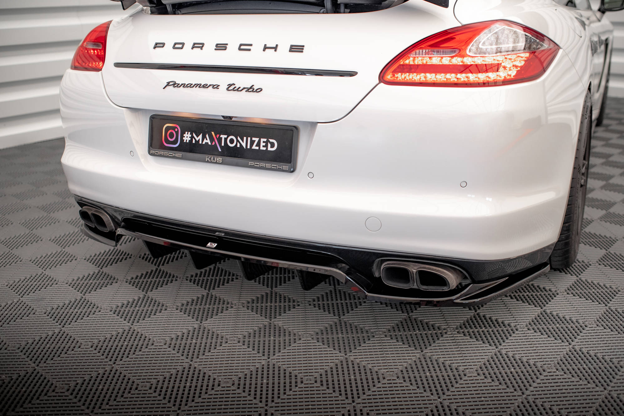 Maxton Design Mittlerer Diffusor Heck Ansatz DTM Look für Porsche Panamera Turbo 970 schwarz matt