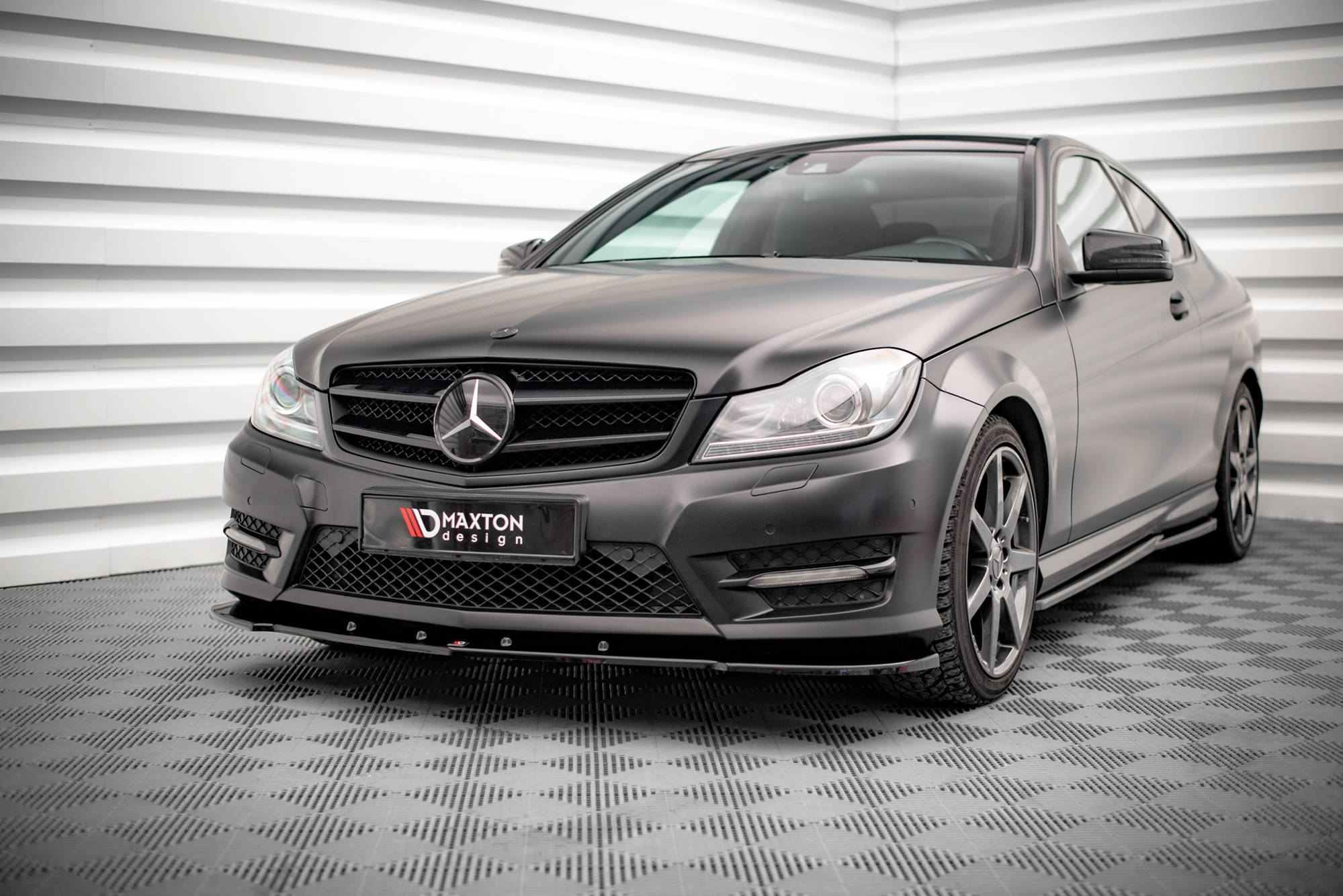 Maxton Design Street+ Spoilerlippe Front Ansatz V.2 passend für Mercedes-Benz C Coupe / Limousine / Kombi AMG-Line C204 / W204 Facelift / S204 Facelift schwarz Hochglanz