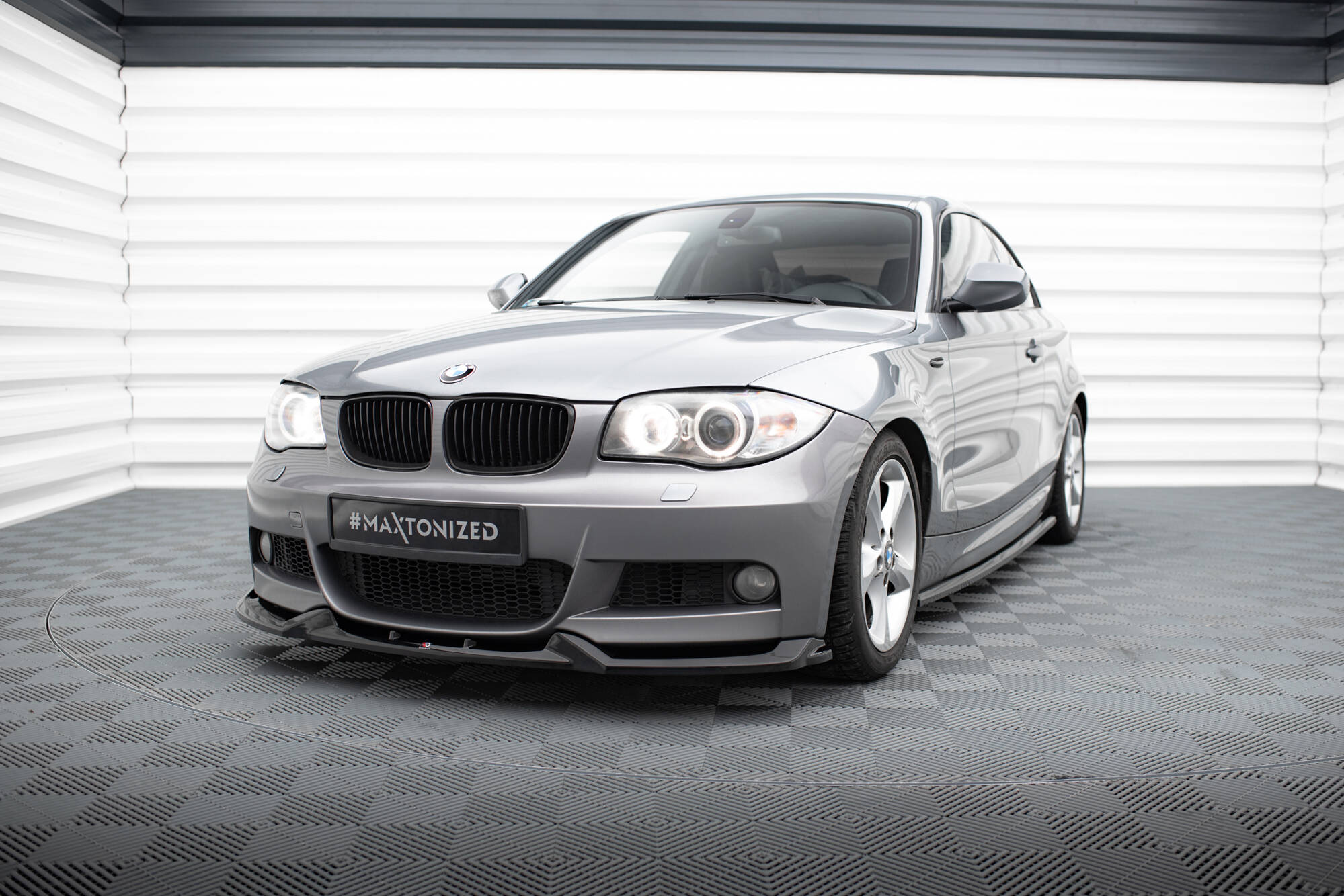 Maxton Design Street+ Spoilerlippe Front Ansatz V.1 passend für BMW 1er M-Paket E82 schwarz Hochglanz