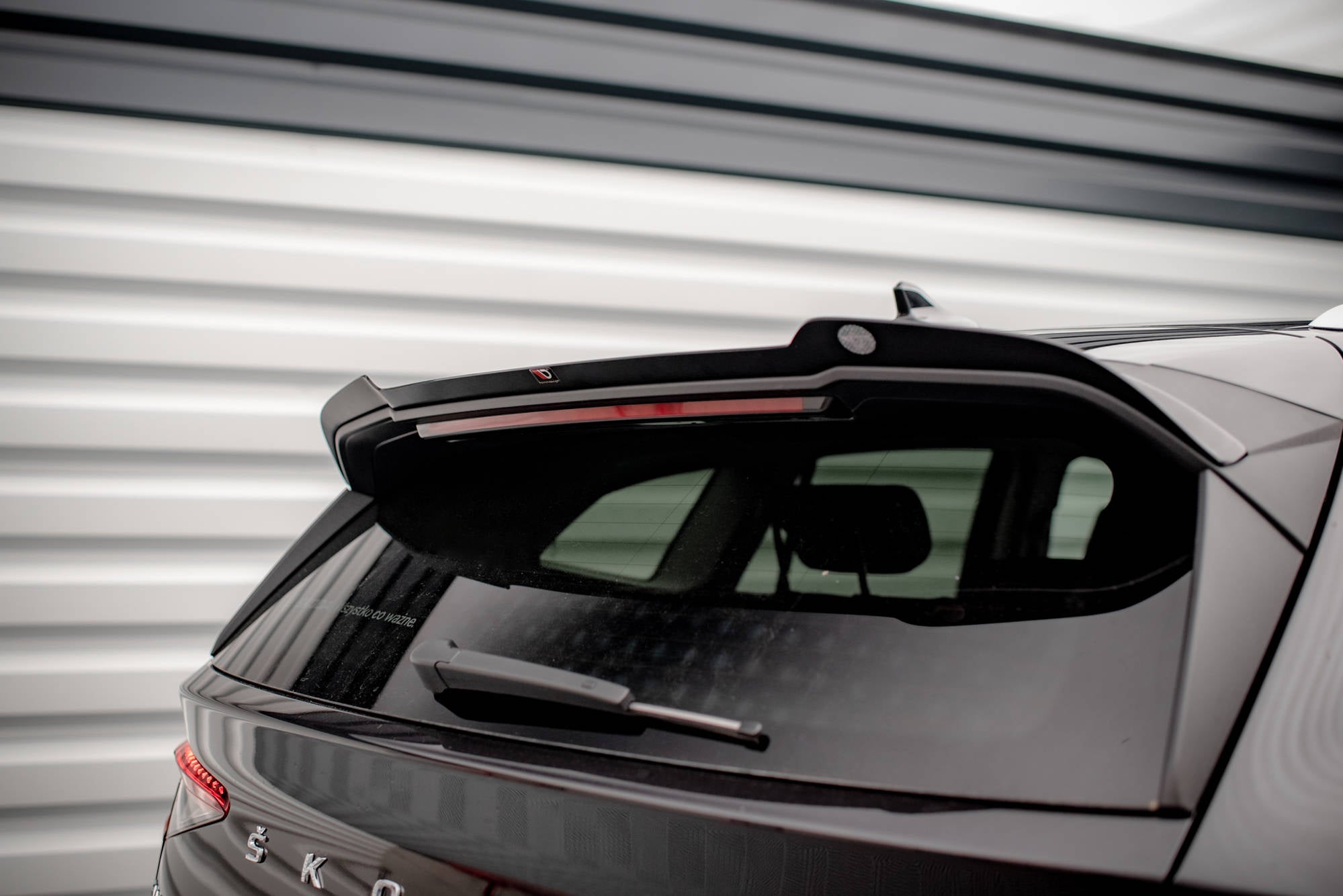 Maxton Design Spoiler CAP passend für Skoda Enyaq iV schwarz Hochglanz