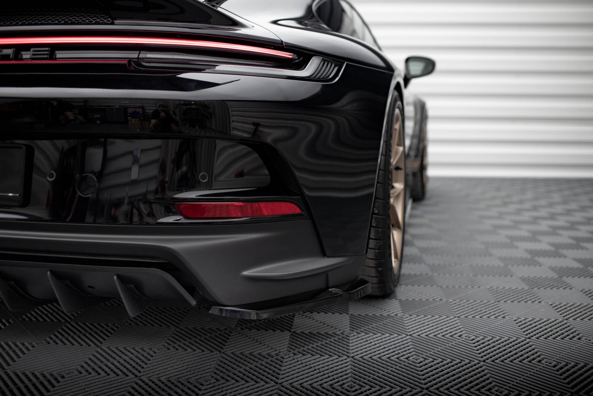 Maxton Design Heck Ansatz Flaps Diffusor passend für Porsche 911 992 GT3 schwarz Hochglanz