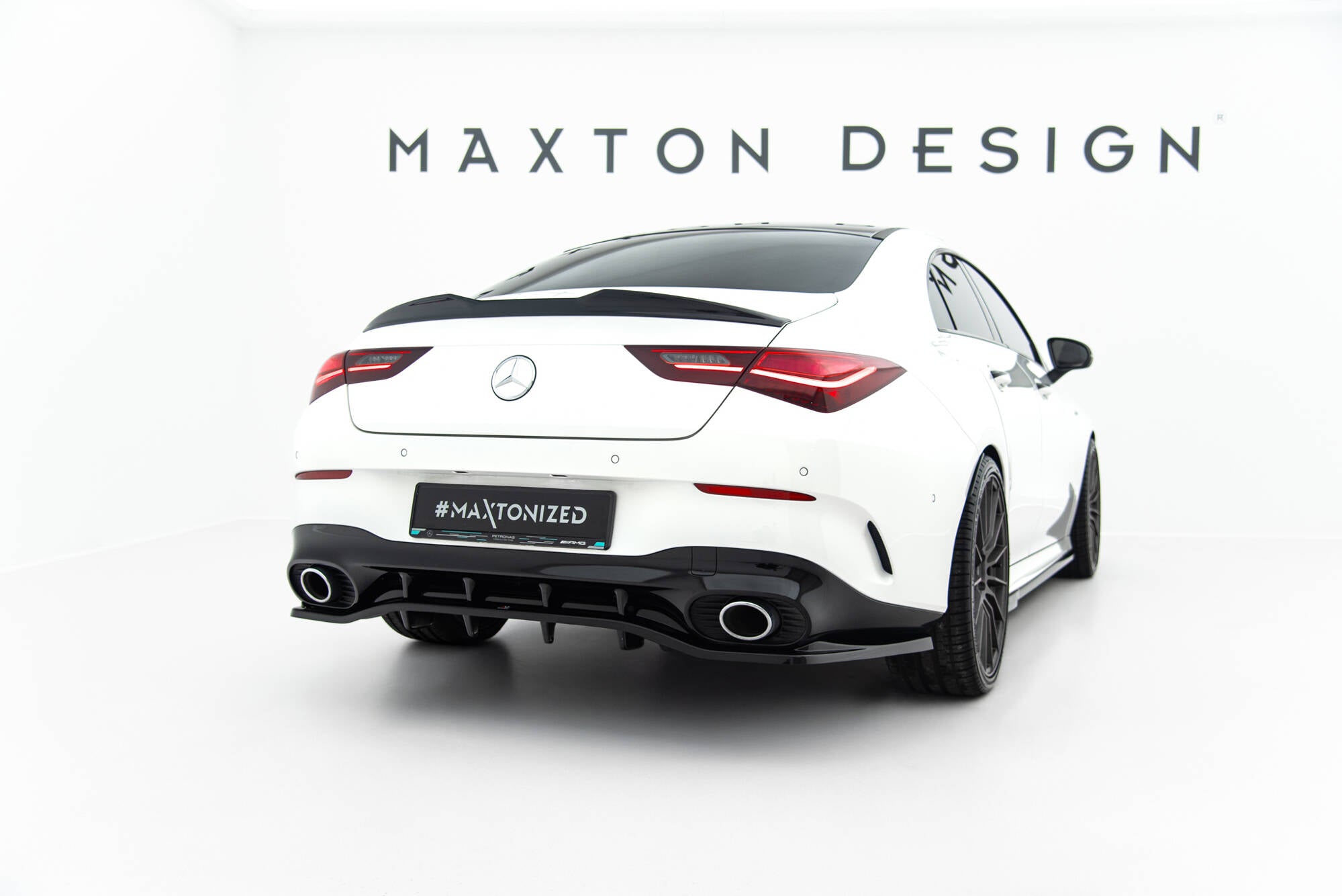 Maxton Design Street+ Mittlerer Diffusor RACE passend für Mercedes-AMG CLA 35 / 45 Coupe / Shooting Brake C118 Facelift / X118 Facelift schwarz Hochglanz