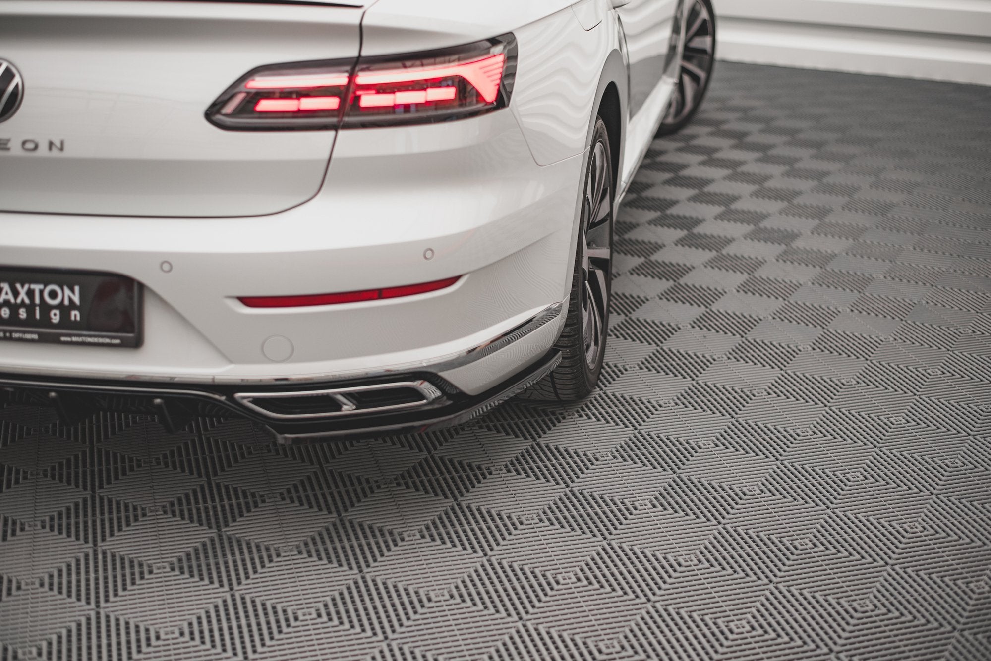 Maxton Design Heck Ansatz Flaps Diffusor passend für VW Arteon R-Line Limousine / Shooting Brake Mk1 Facelift schwarz Hochglanz