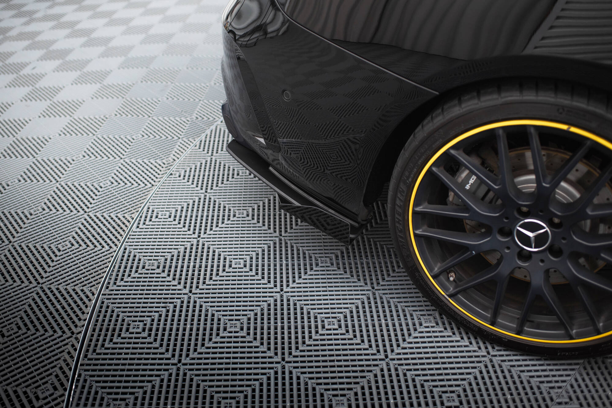 Maxton Design Hintere Seiten Flaps passend für Mercedes-AMG CLA 45 C117 Facelift schwarz Hochglanz