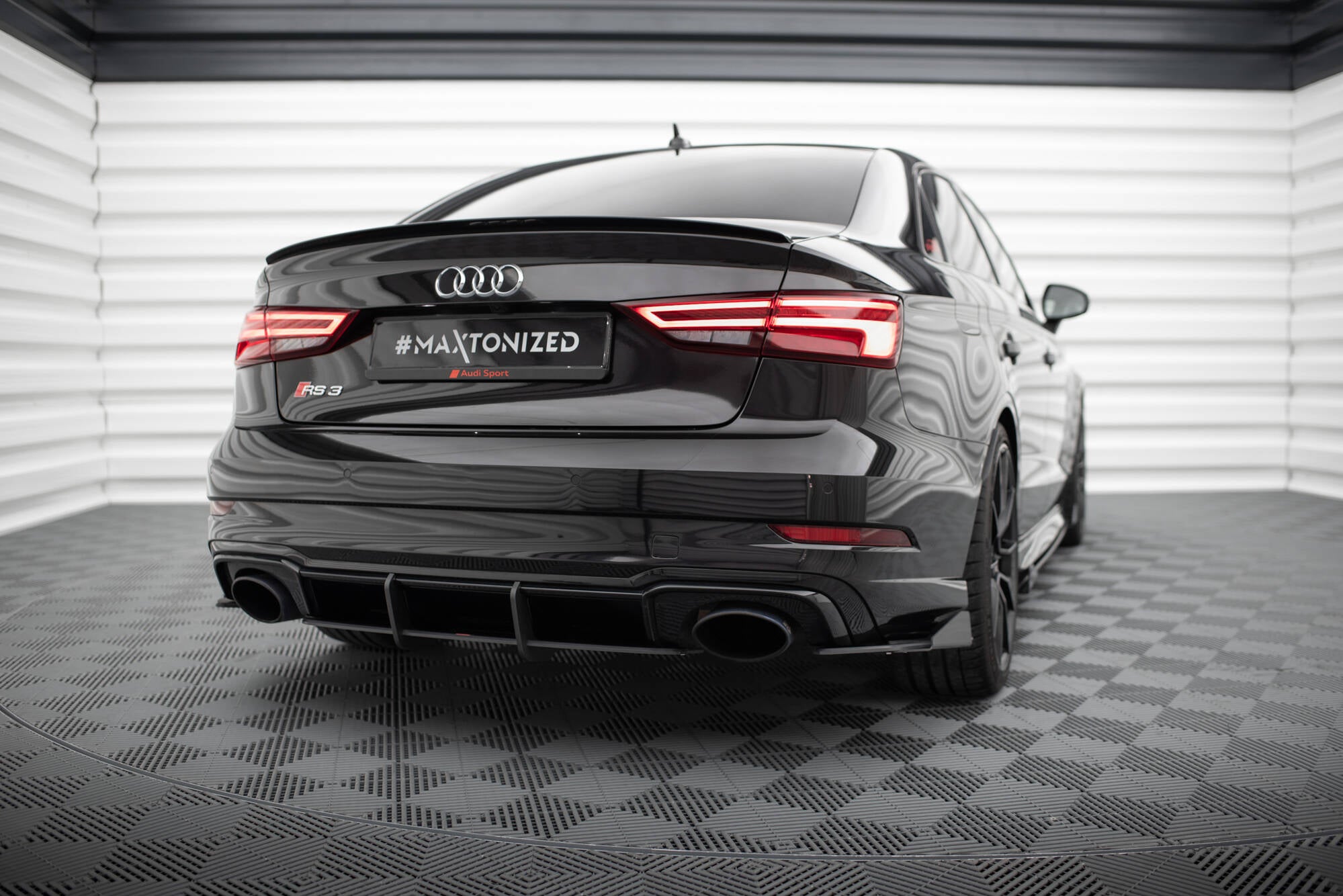Maxton Design Hintere Seiten Flaps passend für Audi RS3 Limousine 8V Facelift schwarz Hochglanz