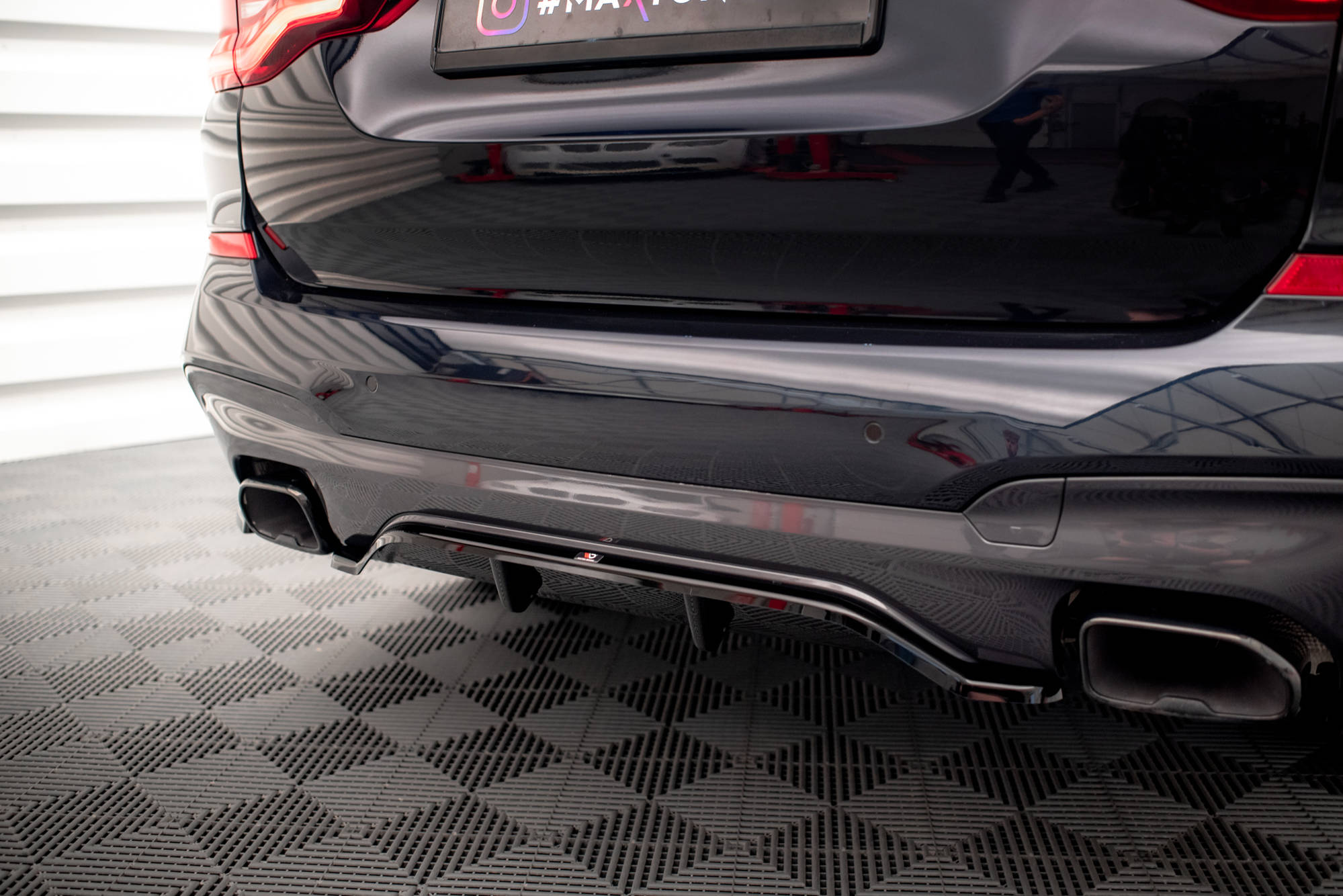 Maxton Design Street+ Mittlerer Diffusor RACE passend für BMW X3 M40i / M40d G01 schwarz Hochglanz