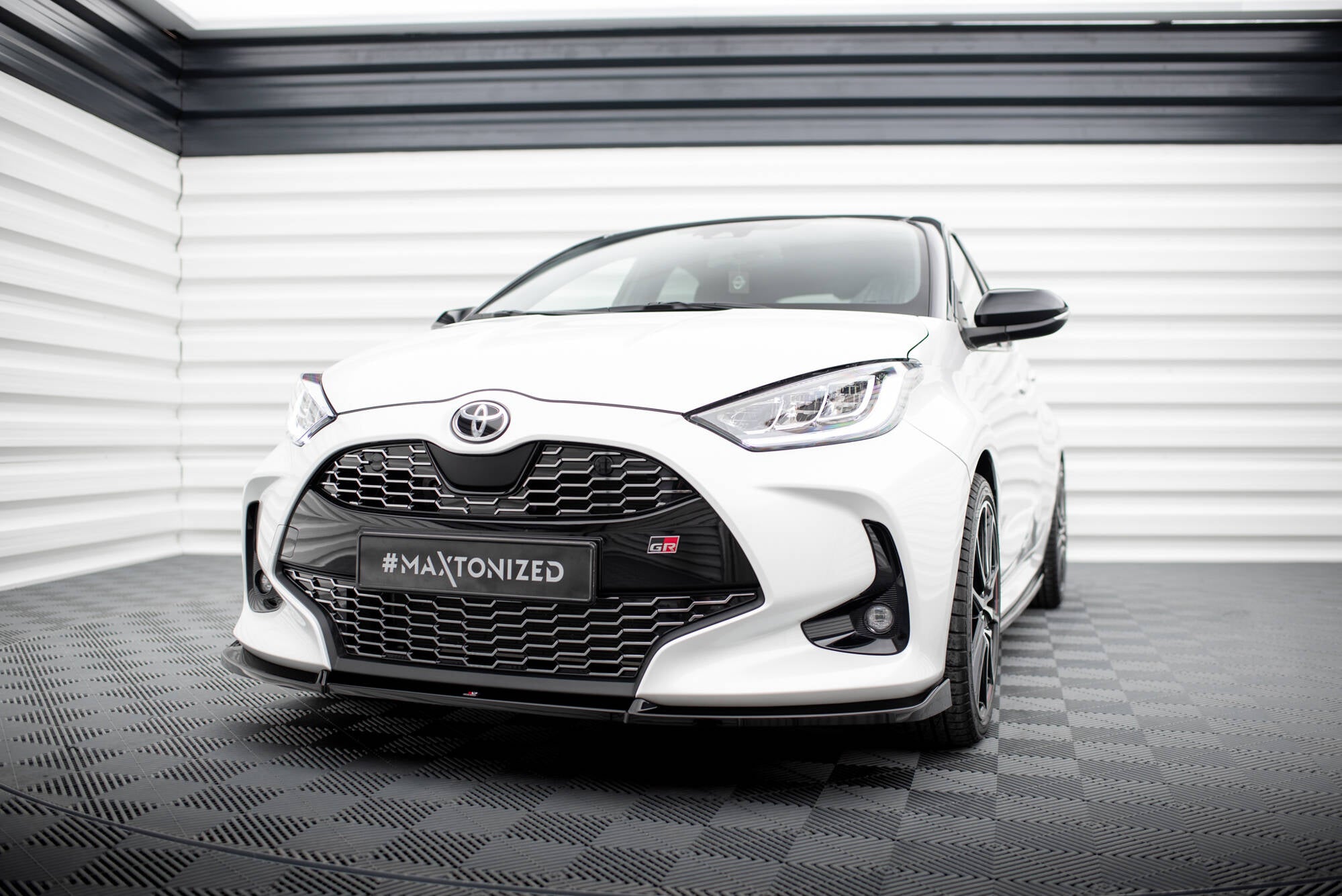 Maxton Design Street+ Spoilerlippe Front Ansatz V.3 passend für Toyota Yaris Mk4 schwarz Hochglanz